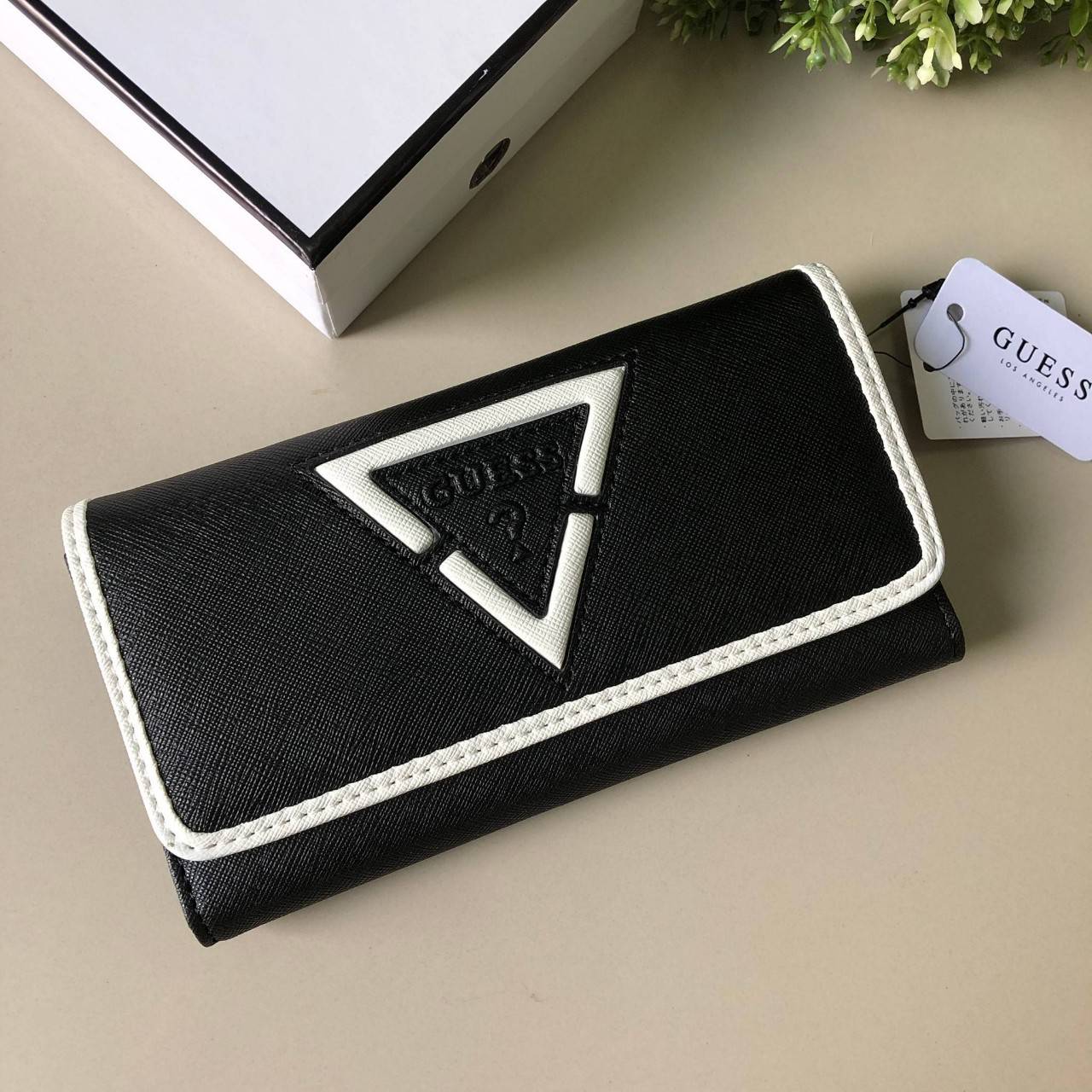 Guess long wallet กระเป๋าสตางค์ใบยาว หนังลาย saffiano ภายในมีช่องใส่ธนบัตร, บัตร, ช่องใส่รูป และช่องซิปใส่เหรียญด้านหลังค่ะ