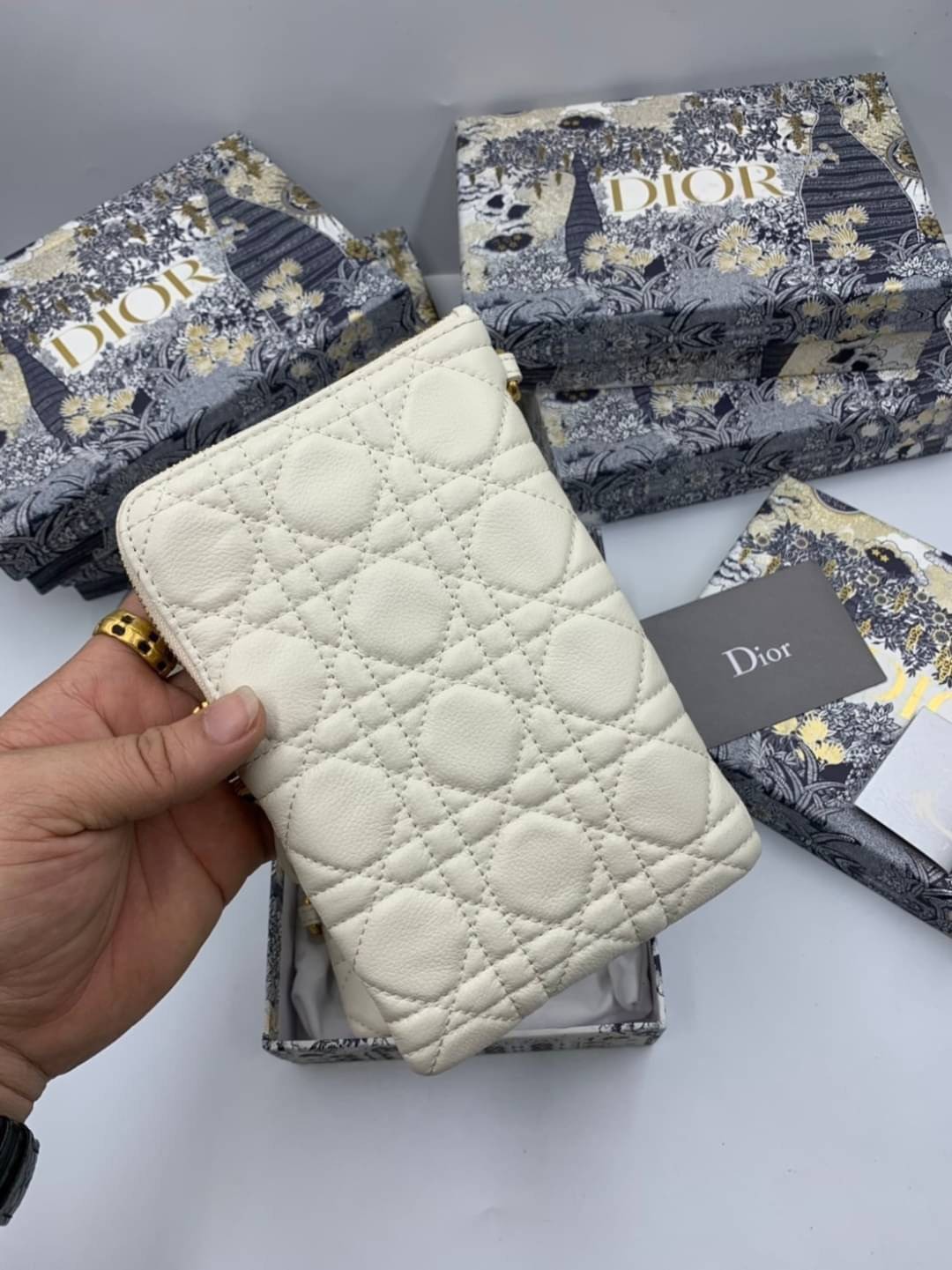 VIP 】CHRISTIAN DIOR PHONE BAG 2 in 1 DOUBLE BAG กระเป๋าเซ็ท 2 ใบ มีสายสะพายข้าง ถอดออกใช้งานได้ ถือว่าคุ้มมากๆเลยค่ะ สามารถใช้งานแยกกันได้ ใส่สายสะพายหรือ ถือได้ วัสดุหนังแท้ สวยงามนุ่มฟู น่ารักมากๆ เลยน้าาา