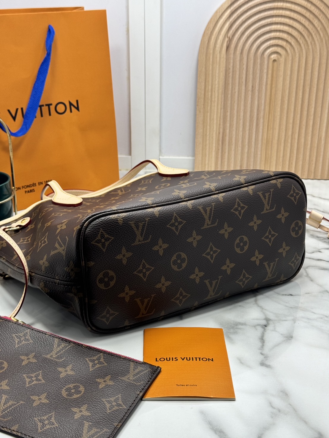 TOP ORI หนังแท้ | LV Neverfull PM bag Monogram Canvas กระเป๋าสะพายทรงโท้ท PM ดีไซน์คลาสสิกเหนือกาลเวลาเข้ากับดีเทลที่สืบทอดมายาวนาน Monogram แคนวาสแต่งขอบหนัง ดีไซน์พื้นที่ด้านในกว้างทว่าดูเพรียวบาง