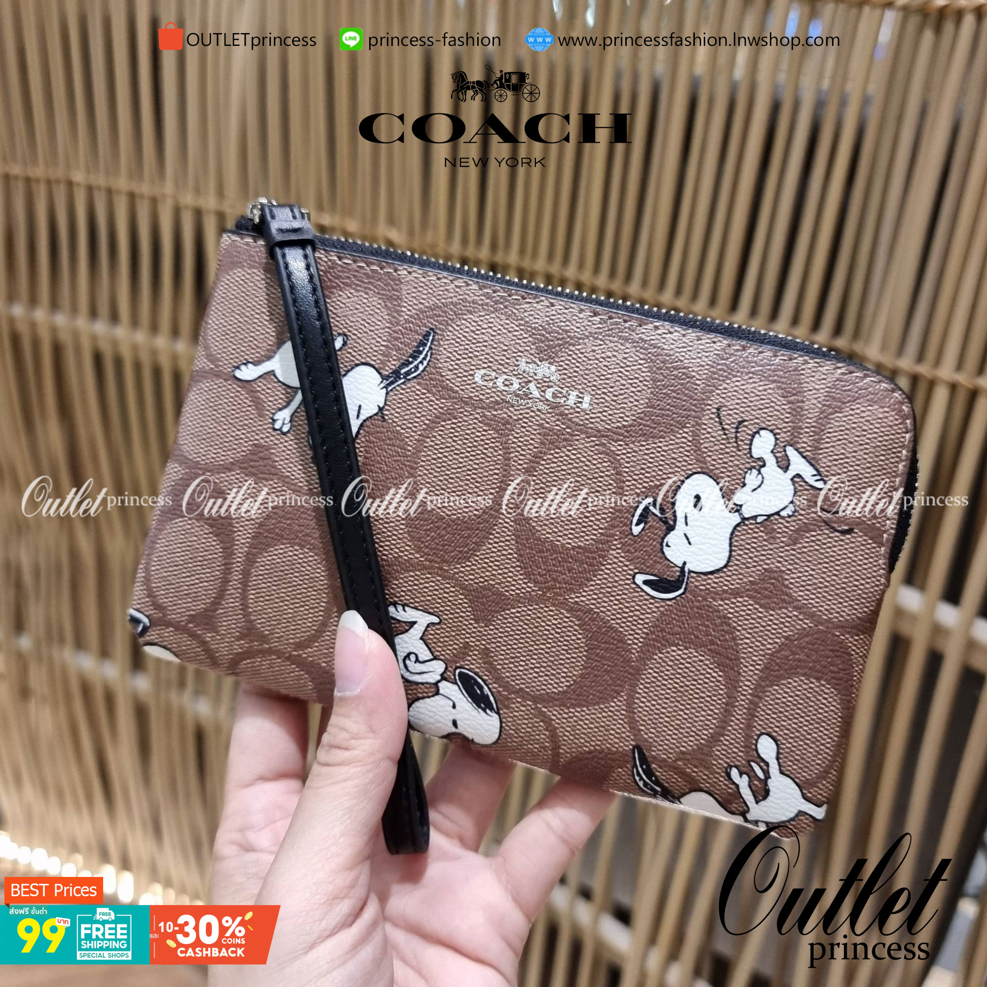 COACH C4589 COACH x PEANUTS CORNER ZIP WRISTLET IN SIGNATURE CANVAS WITH SNOOPY PRINT เหล่าผองเพื่อนและสนูปพีมาแล้วจ้า คอลเลคชั่นสุดน่ารักที่ฮอตไม่มีตก กระเป๋าคล้องมือ ขนาดเหมาะพกพากำลังเหมาะ วัสดุหนังแคนวาสเคลือบลาย ภายในเป็นช่องโล่ง ใส่ธนบัตร หรือใส่บัต