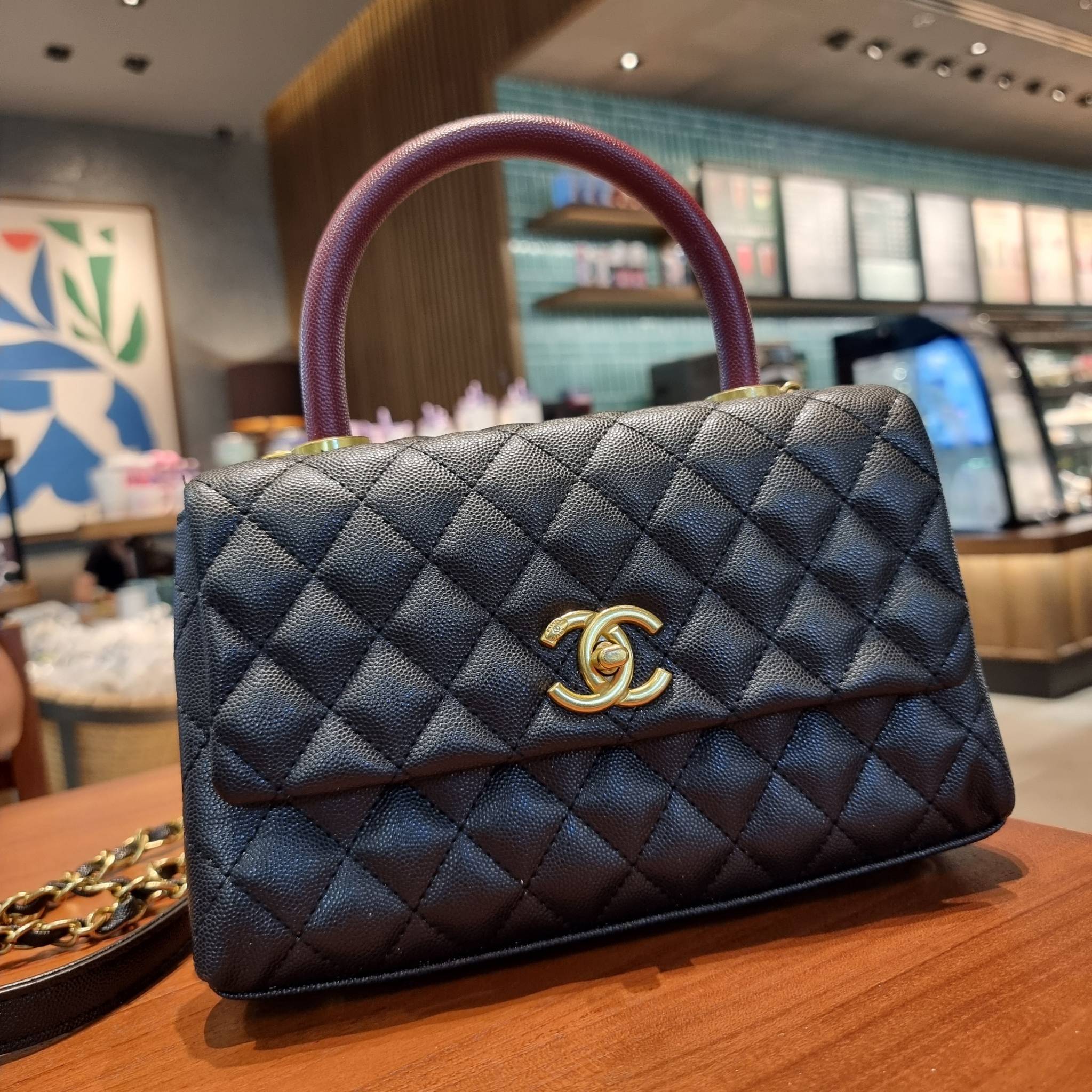 VIP 】รุ่นยอดฮิตตลอดกาล ไซส์กำลังสวย!! จากแบรนด์ Chanel กระเป๋าถือ/สะพาย หนังลายคาเวียร์ โลโก้เด่นชัด เปิด-ปิดกระเป๋าด้วยตัวบิดล็อค อะไหล่สีทองหรู ทรงสวยผู้ดี ภายในกระเป๋ามีช่องโล่งกว้างจุของได้พอสมควร มีช่องซิปแบ่งสัดส่วน ด้านหลังมีช่องเก็บของจุกจิกอีก 1 