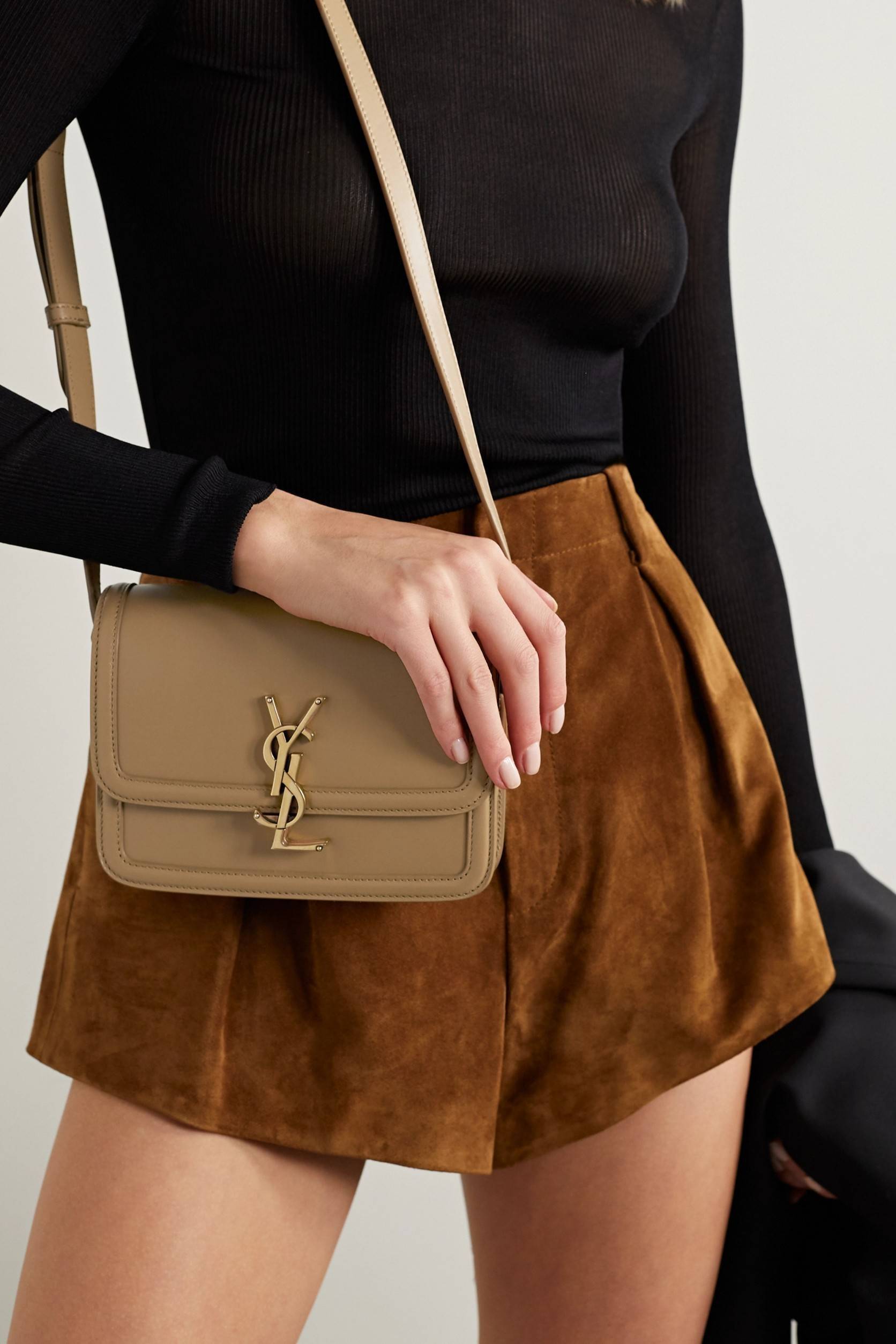 YSL SOLFERINO SATCHEL LEATHER / Yves Saint laurent crossbody bag กระเป๋าสะพายข้าง โลโก้โดดเด่น ดีเทลดูแพงด้วยตัวล็อค ใช้งานง่าย แน่นหนา วัสดุหนังแท้เต็มใบ ภายในเป็นช่องโล่ง ใส่ของสำคัญได้เลยสบายๆ สายสะพายครอส ปรับใช้ได้ตามตัว ใบจริงสวยคม ราคาสุดคุ้มพร้อม 