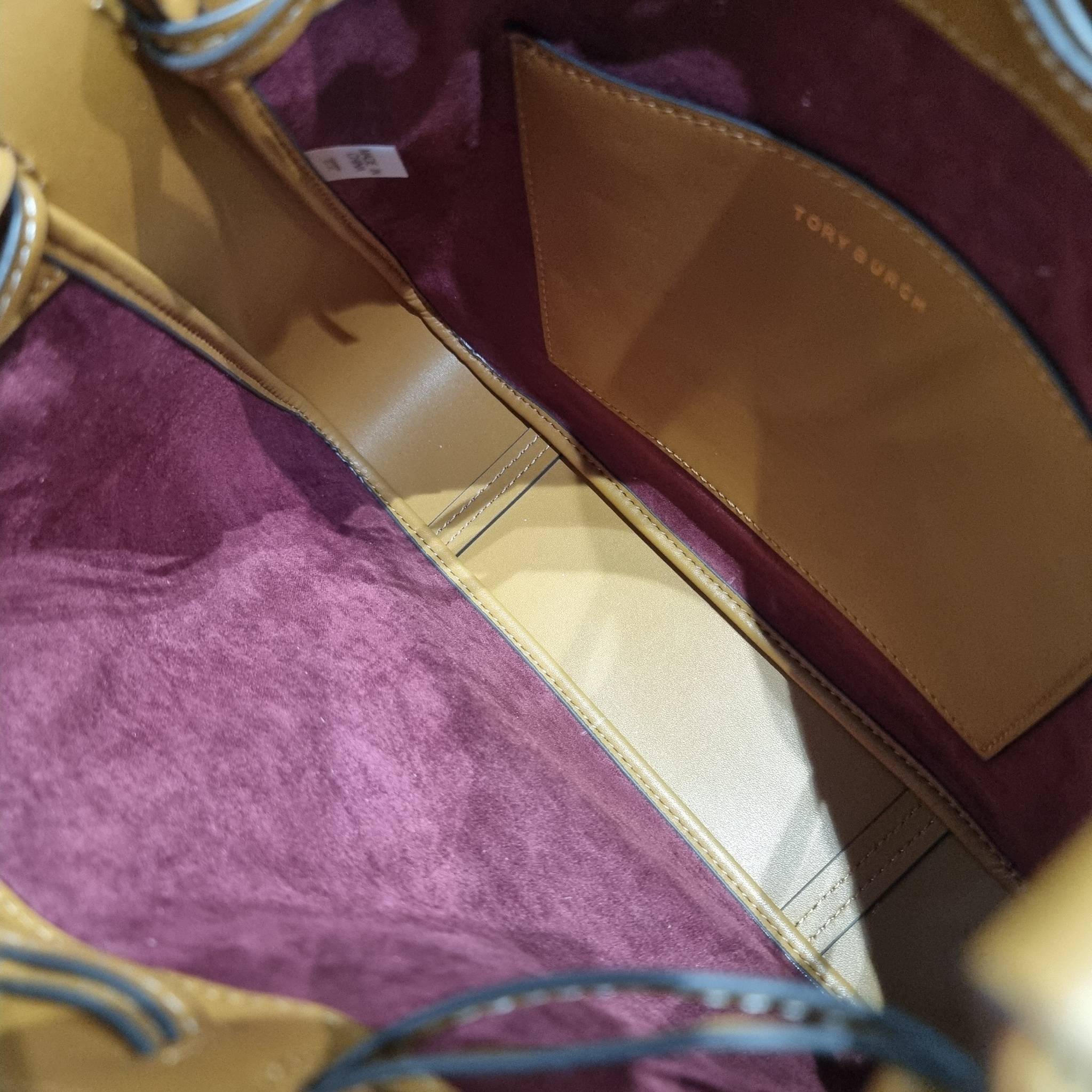 TORY BURCH T MONOGRAM JACQUARD BELL BAG คอลเลคชั่นใหม่ กับกระเป๋าลายโมโนแกรมยอดฮิต ที่มาในรูปทรงดีไซน์สวยเก๋ ชิคๆคูลๆ รับรองว่าไม่มีเกร่อ ตัวกระเป๋าทรงเหลี่ยม รูปเก็บทรงได้ในส่วนของปากกระเป๋า หรือไม่รูด ก็ได้ความสวยไปอีกแบบ วัสดุผ้า jacquard ตัดสลับหนังแท