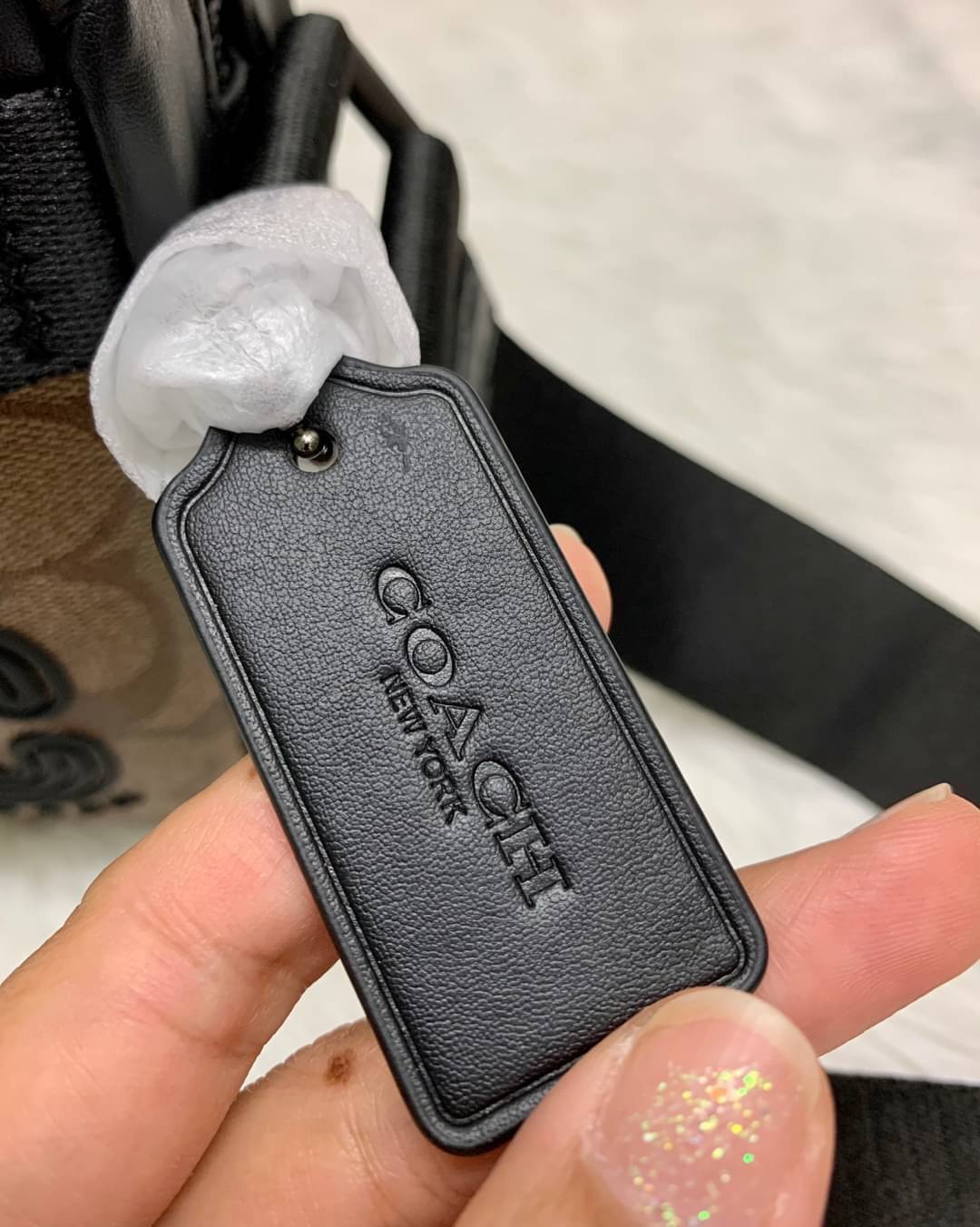 COACH EDGE CROSSBODY IN SIGNATURE CANVAS กระเป๋าสะพายครอสบอดี้ร์ วัสดุหนังแท้ หนังนิ่มอย่างดีค่ะ ด้านหน้ามีช่องซิปซ่อนให้หนึ่งช่อง เปิดปิดช่องหลักแบบซิปคู่ภายในกว้าง ใส่ของได้จุเลยนะคะ มีช่องซิปและช่องเล็กให้อีก2ช่อง;ด้านหลังกระเป๋าเป็นช่องโล่งใส่ของอีกช่