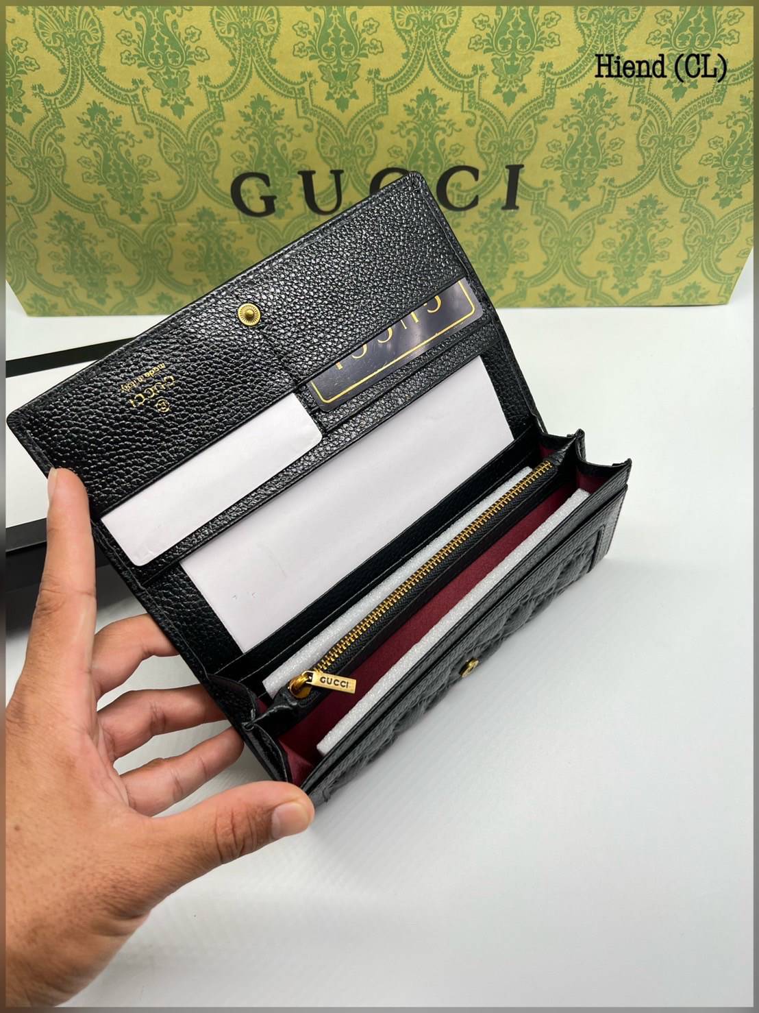 GUCCI LONG WALLET / GUCCI WALLET กระเป๋าสตางค์ใบยาว งานหนังแท้ ผสมผสานความสง่างามและคลาสสิกที่เข้ากับยุคสมัย ด้านหน้าโดดเด่นด้วยซิกเนเจอร์แบรนด์ เป็นอีกหนึ่งรุ่นที่ดาราเชเลปใช้กันเยอะมาก พร้อมส่งที่ไทย ภาพสินค้าถ่ายจากงานขายจริง ใช้งานต่างประเทศได้ค่ะ