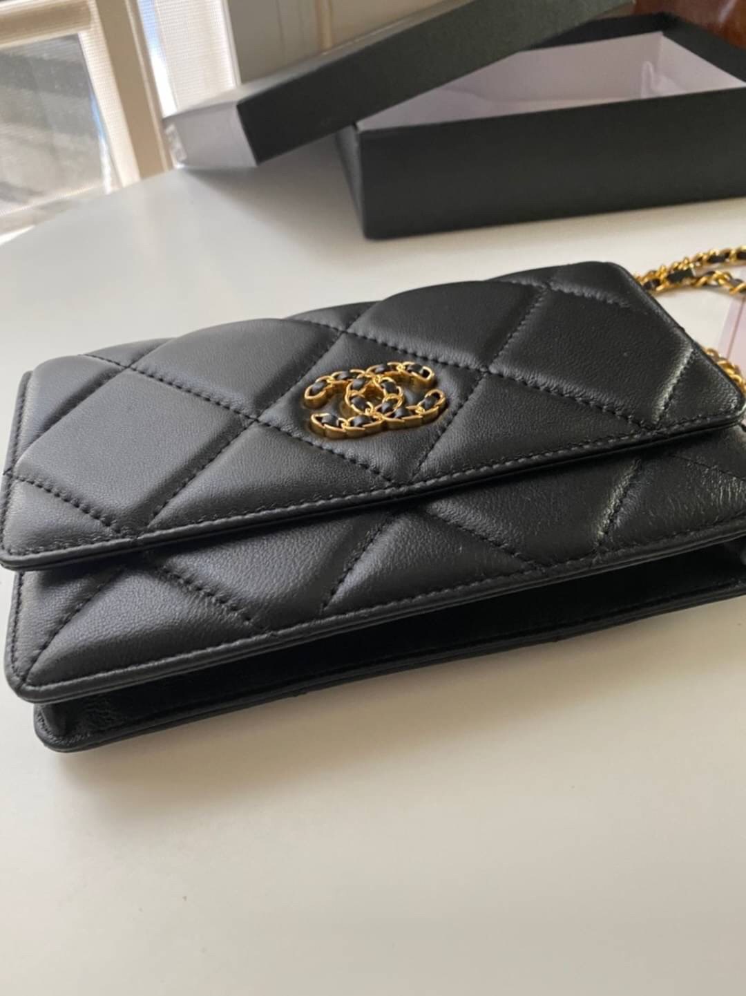 หนังแท้ VIP GIFT CHANEL classic shoulder crossbody bag วัสดุหนังเรียบเนียนสวยผู้ดีม๊ากกก งานอยู่ทรงคุณภาพดีตามแบบฉบับของแบรนด์ ขนาดกำลังดี น้ำหนักเบา ด้านหน้ามีโลโก้แบรนด์อะไหล่หรู มีช่องใส่บัตร ใส่ของจุกจิก เปิดปิดด้วยฝาปิดกระดุม งานตัวจริงสวยมากๆ ถูกใจร