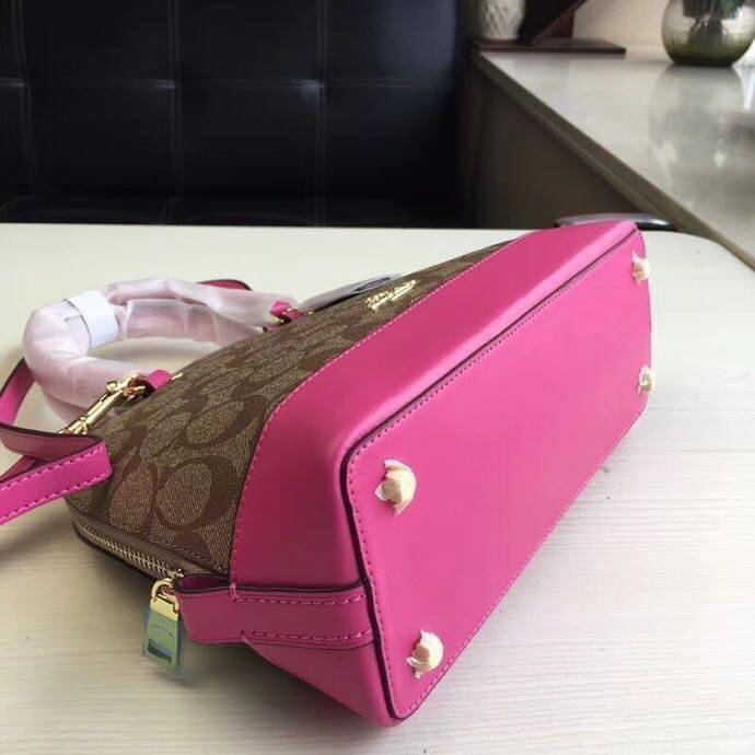 Coach Mini Sierra Signature กระเป๋าถือทรงโดม ภายในกว้างสามารถใส่กระเป๋าเงินเล็ก และมือถือได้ และยังมีช่องซิปเล็ก 1 ช่อง ด้านหลังมีกระเป๋าเล็กเก็บบัตร 1 ช่อง ใครยังไม่มีพลาดไม่ได้แล้วนะคะ