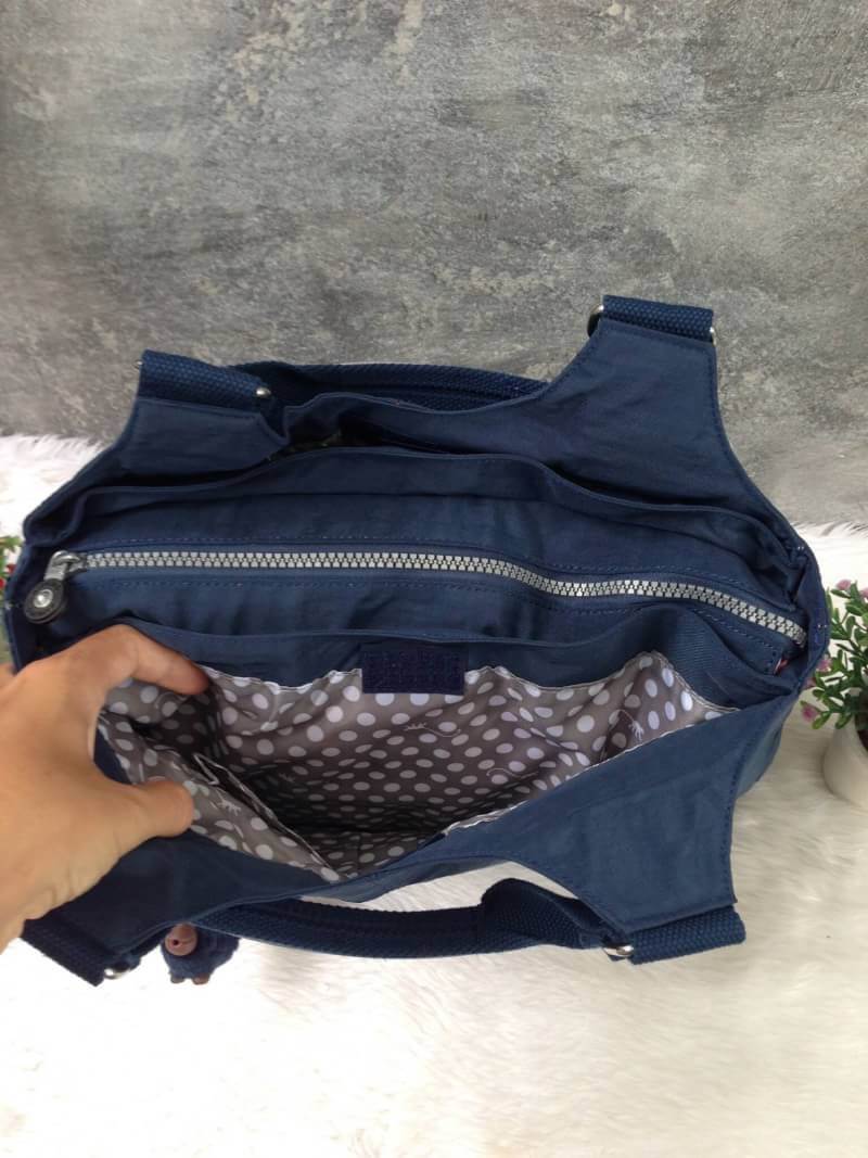 Kipling รุ่น Cicele กระเป๋าสะพายไหล่ใบใหญ่ สวยน่ารัก ตัวกระเป๋าด้านในเป็นช่องโล่งแบบปิดเปิดด้วยซิป มีช่องซิปด้านใน ด้านข้างกระเป๋า มี 2 ช่อง ปิดเปิด ด้วยเทป พร้อมที่ใส่โทรศัพท์ ปากกา และ MP 3 ในส่วนด้านใน และ ด้านข้างกระเป๋า ซ้าย-ขวา เป็นช่องขนาดเล็กสำหรั