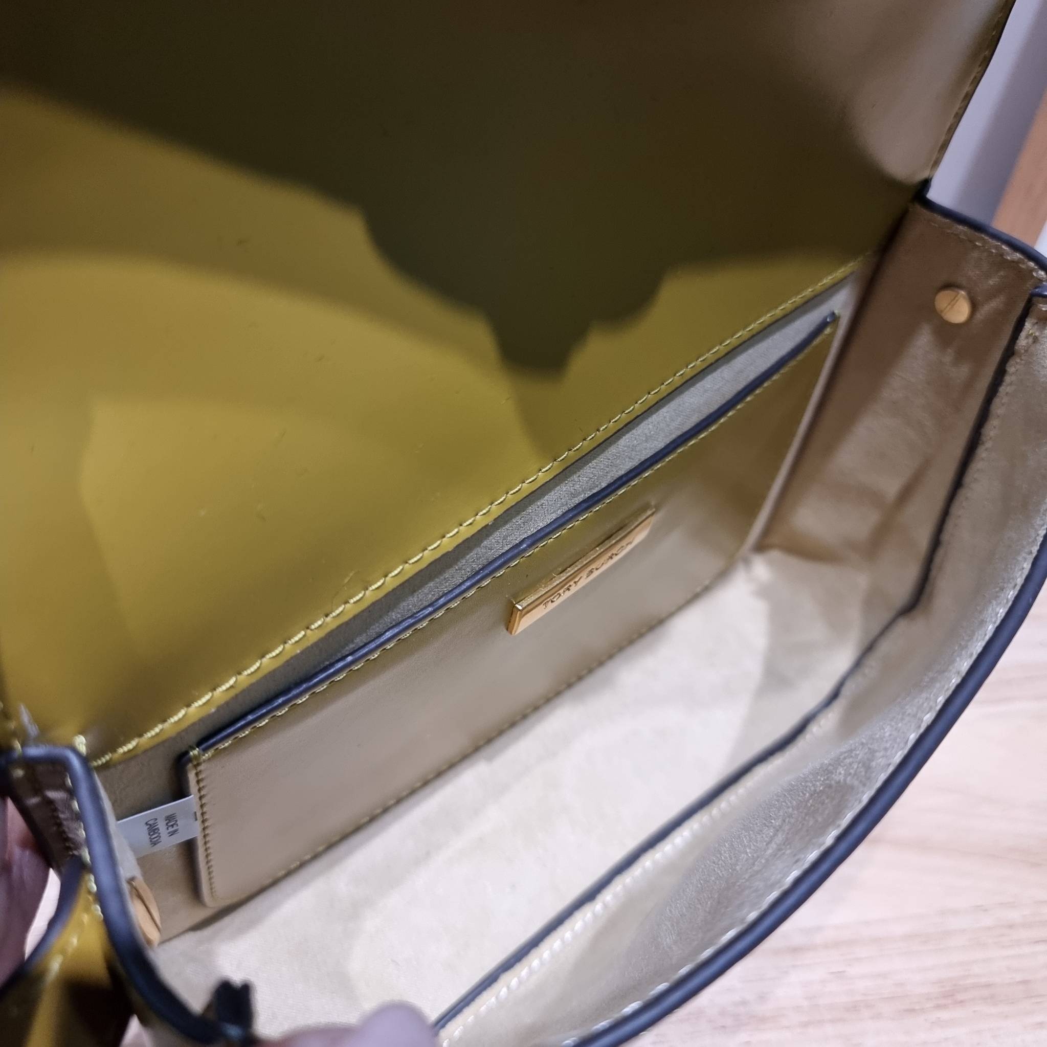 TORY BURCH ROBINSON SPAZZOLATO CONVERTIBLE SHOULDER BAG คอลเลคชั่นใหม่ สวยก่อนใคร ในราคาสุดคุ้ม! กับกระเป๋าสะพายไหล่ ดีไซน์สุดหรู หนังแก้วเงาสวยคม สีผู้ดี รูปทรงใช้งานได้ทุกลุค