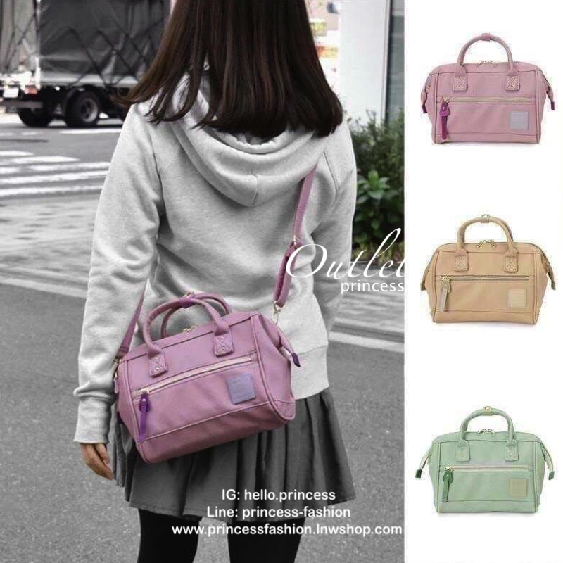 Anello polyester 2 way mini boston bag จากแบรนด์ดังในประเทศญี่ปุ่น กระเป๋าสไตล์คลาสสิค มีโครงปากกระเป๋ากว้างเป็นสัญลักษณ์ วัสดุหนังpu กันน้ำได้ ภายในมีช่องใหญ่และช่องเล็กด้านข้าง2ช่อง เปิดปิดด้วยซิปคู่ มีตัวล้อคที่หูจับ ด้านหน้ามีช่องซิปเล็กใช้งานได้จริง 