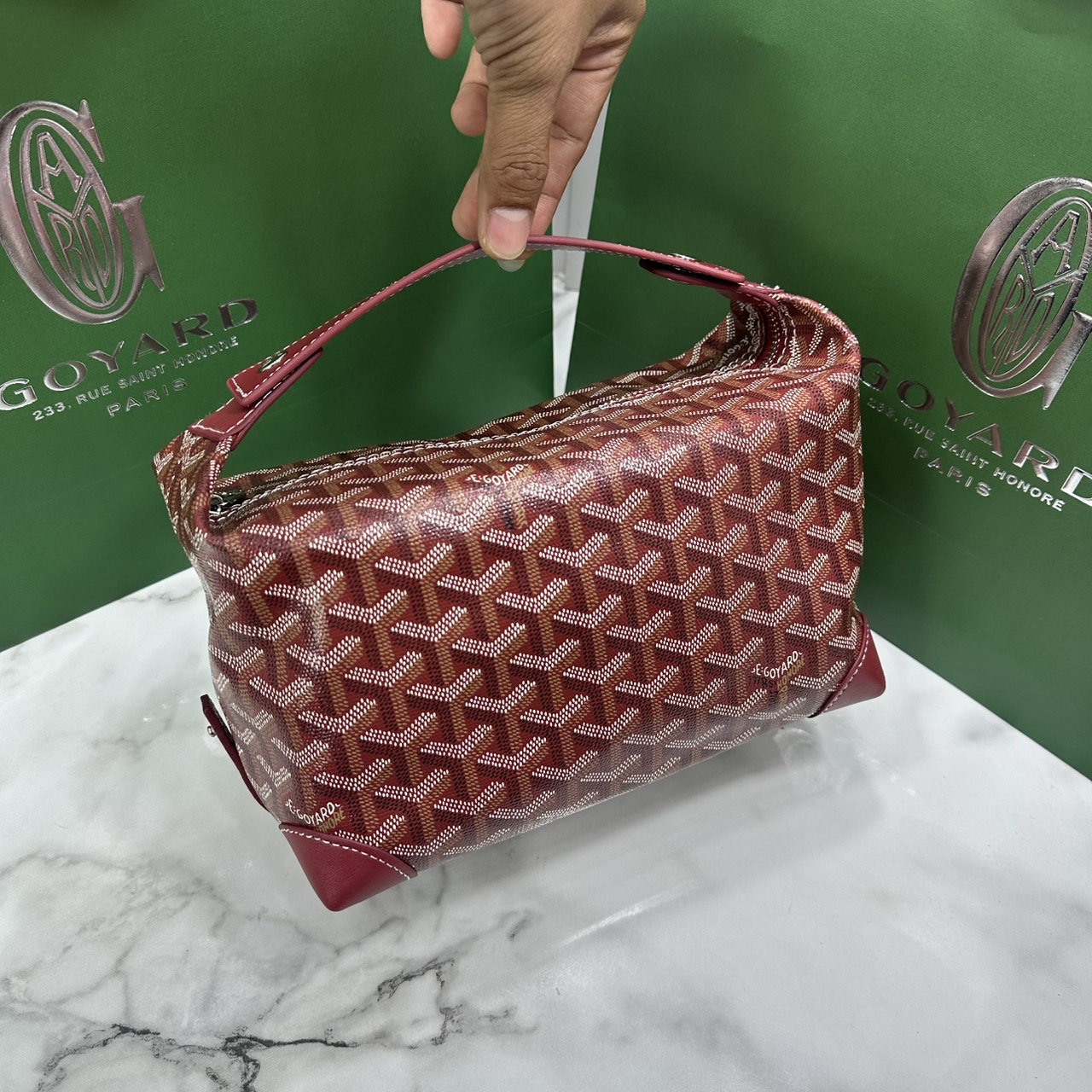ORI หนังแท้ | Goyard Bowling 25 Toiletry Bag / Goyard Pouch กระเป๋าทรงพอช พร้อมสายถือจับถนัดมือใช้งานง่ายกะทัดรัด ตอบโจทย์ความเรียบง่ายแต่คลาสสิก ใช้ได้ทั้งชายหญิง หรูหรา ติดแกรมที่สุด เป็นรุ่นตามหา ที่ตอนนี้มีพร้อมส่งแล้วค่า