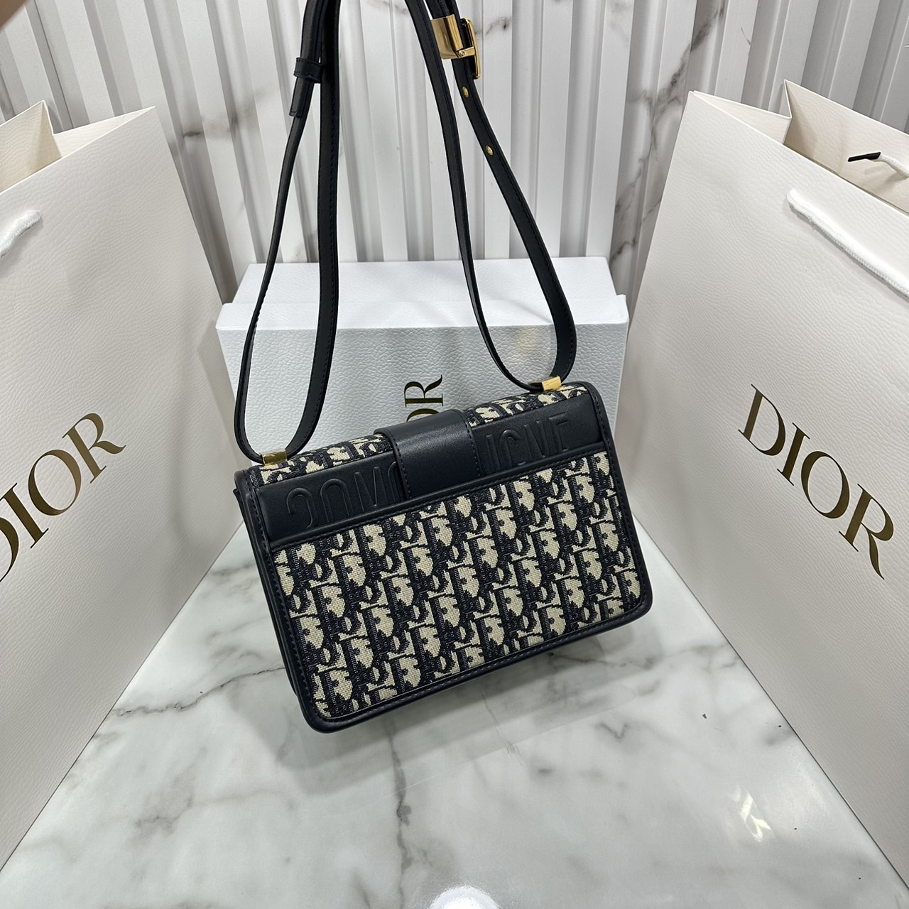 DIOR 30 Montaigne bag Oblique jacquard fabric in blue กระเป๋าสะพายรูปดีไซน์สุดคลาสสิกและสง่างาม หรูหราตามเอกลักษณ์แบรนด์ เกรดท็อปไฮเอน 1:1 ใช้งานต่างประเทศได้