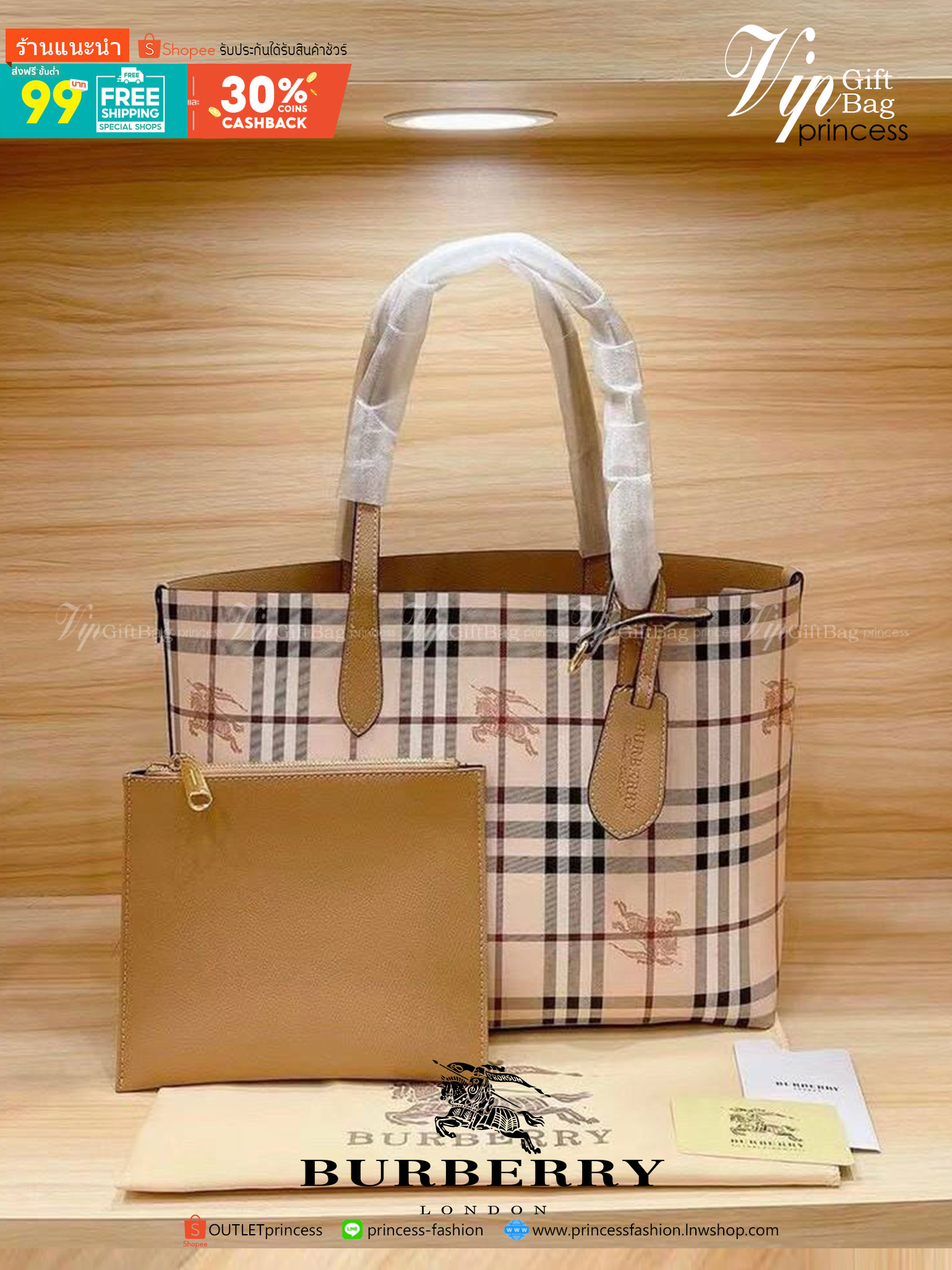 BURBERRY Leather Haymarket Check Medium Reversible Tote Bag กระเป๋าสะพายไหล่ทรงช้อปปิ้ง ทรงคลาสสิค ฮิตตลอดกาล ทรงสวยขนาดกำลังดี ตัวกระเป๋า วัสดุหนัง Pu ด้านหน้าติดโลโก้แบรนด์ ด้านในเป็นลายแรนด์ **สามารถใช้ได้ทั้ง2ฝั่ง ประดับด้วยป้ายแท็คหนัง ภายในช่องหลัก 
