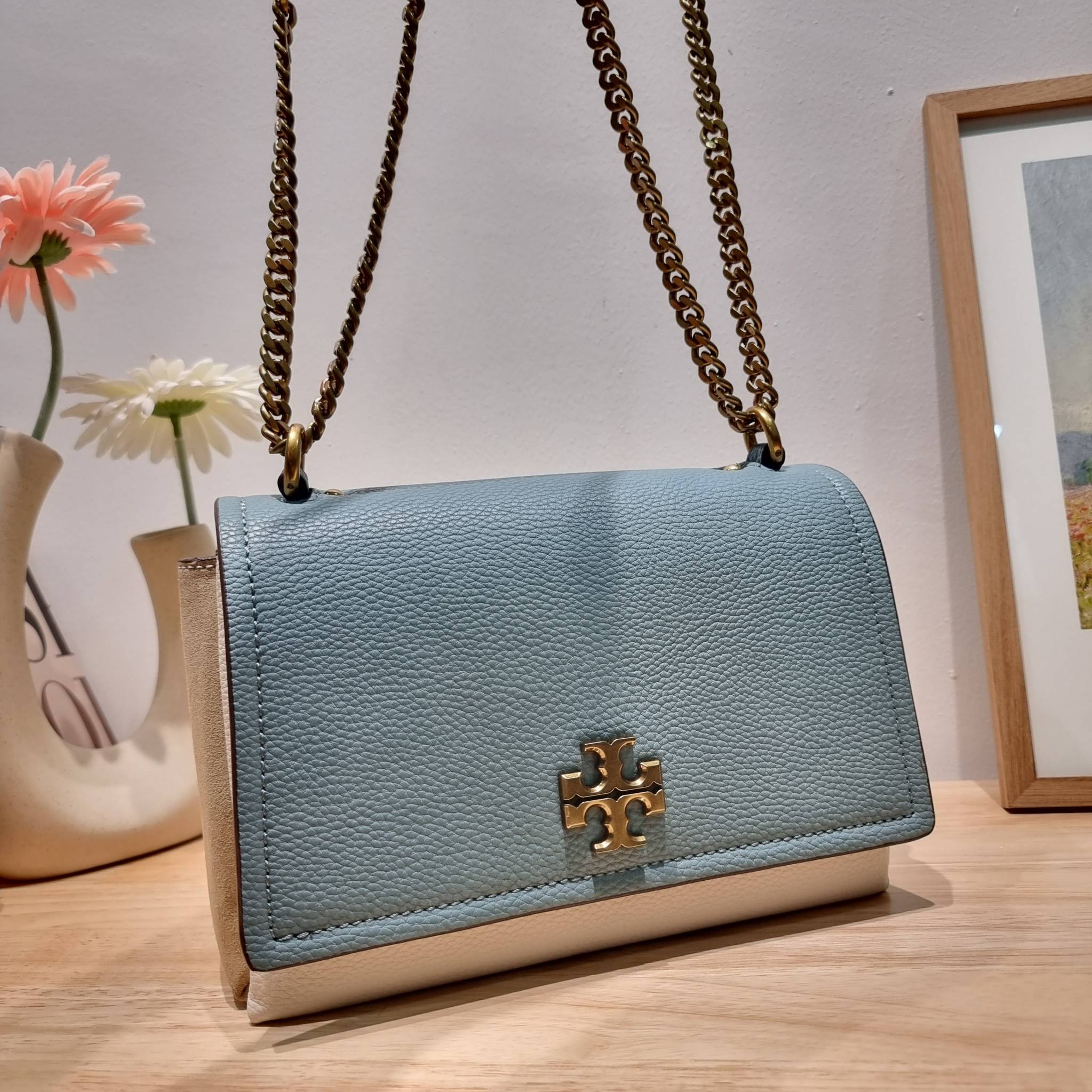 TORY BURCH LIMITED-EDITION SHOULDER BAG รุ่นลิมิเต็ด กับกระเป๋าสะพายไหล่ทรงผู้ดี ที่ผลิตมาในจำนวนจำกัด โดดเด่นด้วยอะไหล่ทองคลาสสิคหรูหรา