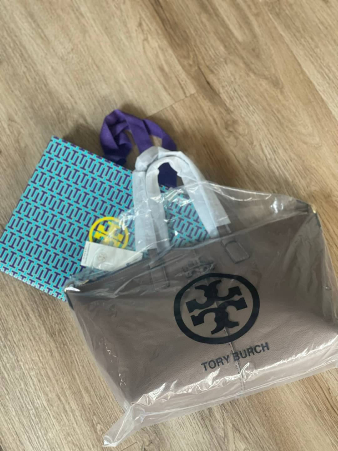 ของแท้ 💯% 】Tory Burch McGraw Top-Zip Satchel เรียกได้ว่าใบเดียวก็เอาอยู่ สำหรับสาวๆที่ชอบทรง Tote Bags และ Crossbody Bags ใบนี้ตอบโจทย์ได้ดี โทนสีเรียบง่ายแต่แฝงไปด้วยความดูดี สุขุมและเป็นผู้ใหญ่