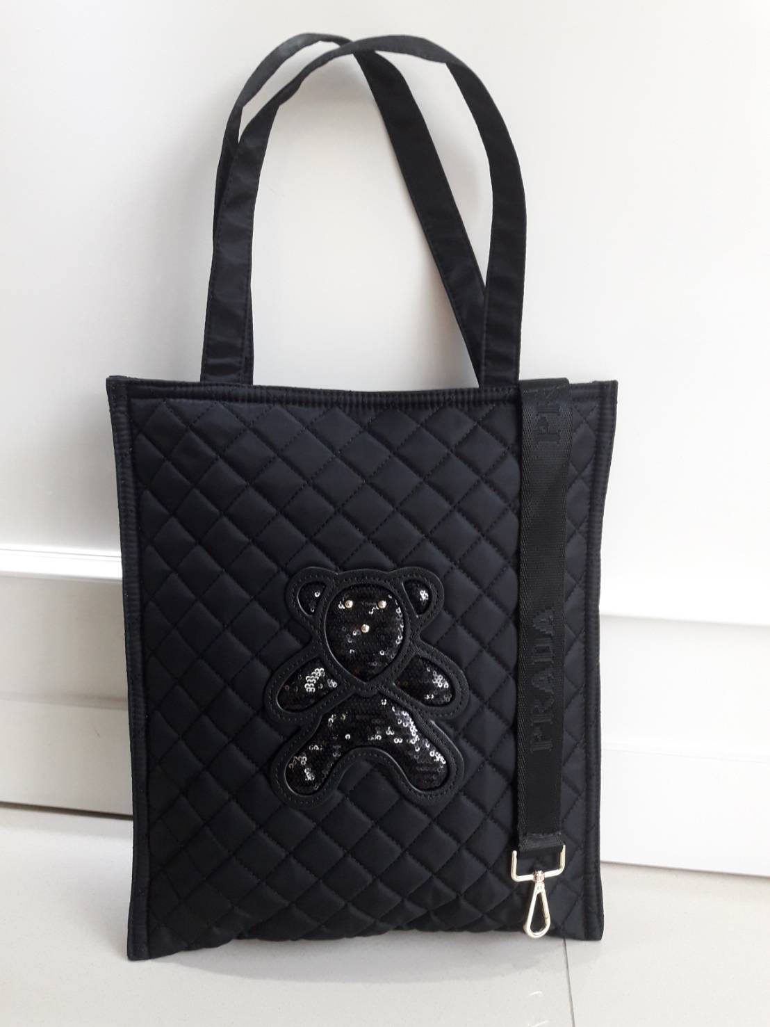 งานขายดีคะ ♡♡ กระเป๋าสะพาย/ทรง TOTE Bag จากแบรนด์ PRADA ตัวกระเป๋าเป็น nylon ทั้งใบ เป็นลายตารางขวางทั้งสองฝั่ง มีสายยาวสะพายได้ ด้านหน้าเป็นลายหมี ปักกลิ้ตเตอร์ อะไหล่ทองหรูมาก จุของคุ้ม ใส่หนังสือ หรือ MacBook ใส่Ipad tablet ได้หมดระ สวยคุ