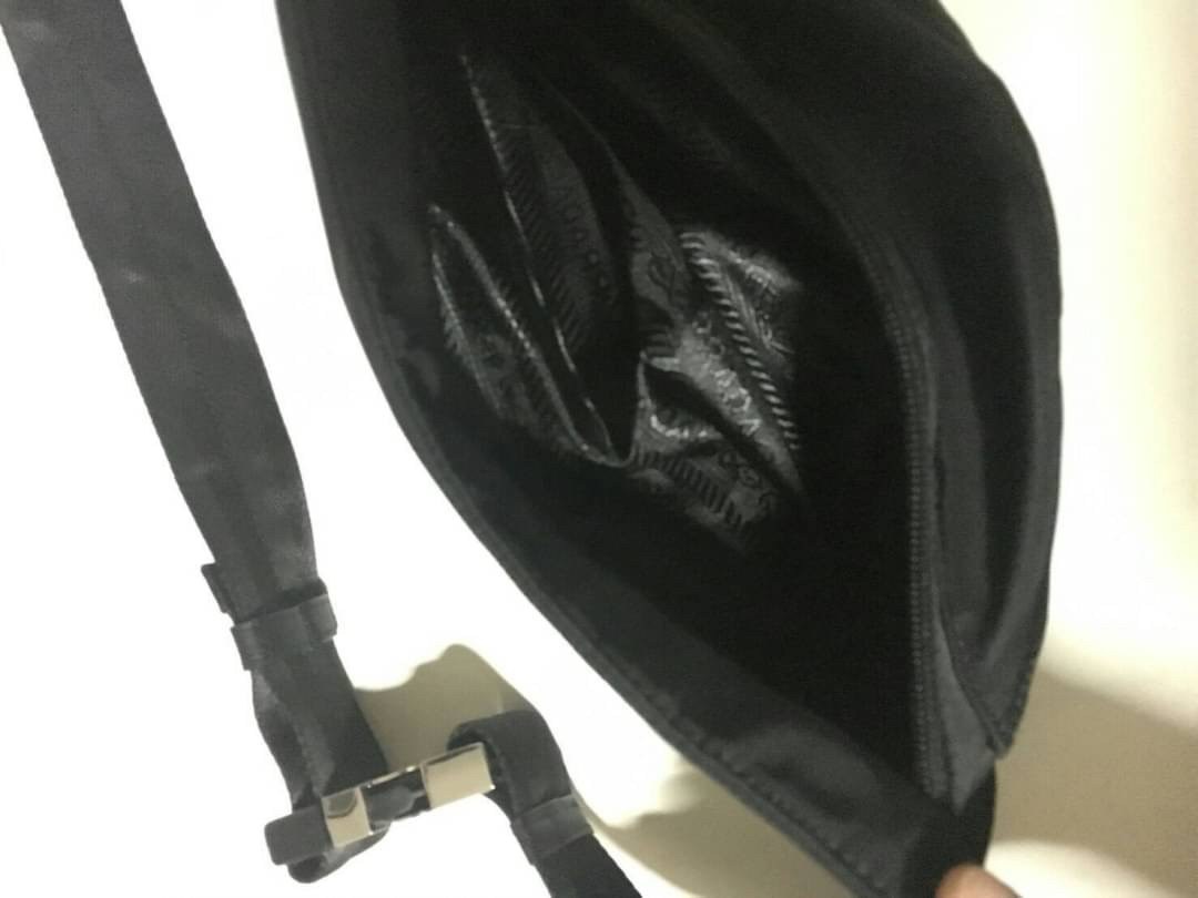 พรีเมี่ยมกิ๊ฟแท้ 100% Must Have Now !! อีกหนึ่งรุ่น Prada เหมาะกับท่านชาย เป็นอย่างยิ่ง กับกระเป๋าคาดอก / คาดเอว ทรงสวย