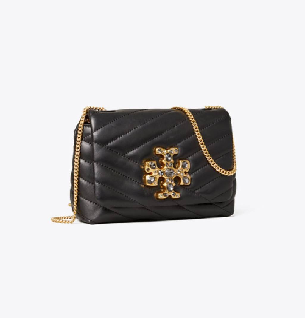 TORY BURCH KIRA CHEVRON EMBELLISHED LOGO MINI BAG ตามคำเรียกร้องจ้า!! ไซส์มินิ สะดวกใช้ พกพาง่าย สไตล์คุณหนู!! กระเป๋าสะพายข้าง ดีไซน์ทรงคลาสสิค โดดเด่นด้วยโลโก้ดีไซน์ประดับเม็ดสี เพิ่มมูลค่าและดึงดูดสายตามากขึ้น วัสดุหนังแกะ สัมผัสนิ่มมือ เปิด-ปิดด้วยกระ