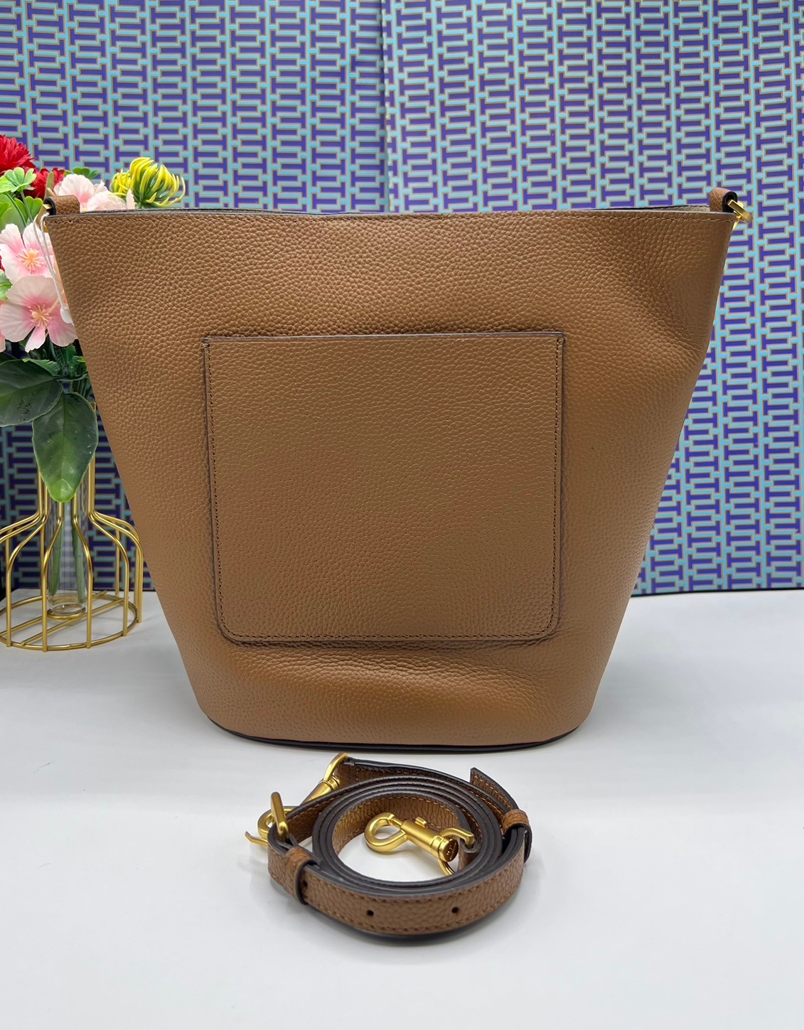 Tory Burch McGraw Bucket bag / Tory Burch Mcgraw Double T Logo Plaque Bucket Bag พร้อมส่ง 4 สี กระเป๋าสะพายหรือถือคล้องแขนทรงถัง จุของได้เยอะใบนี้ตอบโจทย์ได้ดีมาก โทนสีเรียบง่าย แฝงไปด้วยความดูดี สุขุมและเป็นผู้ใหญ่