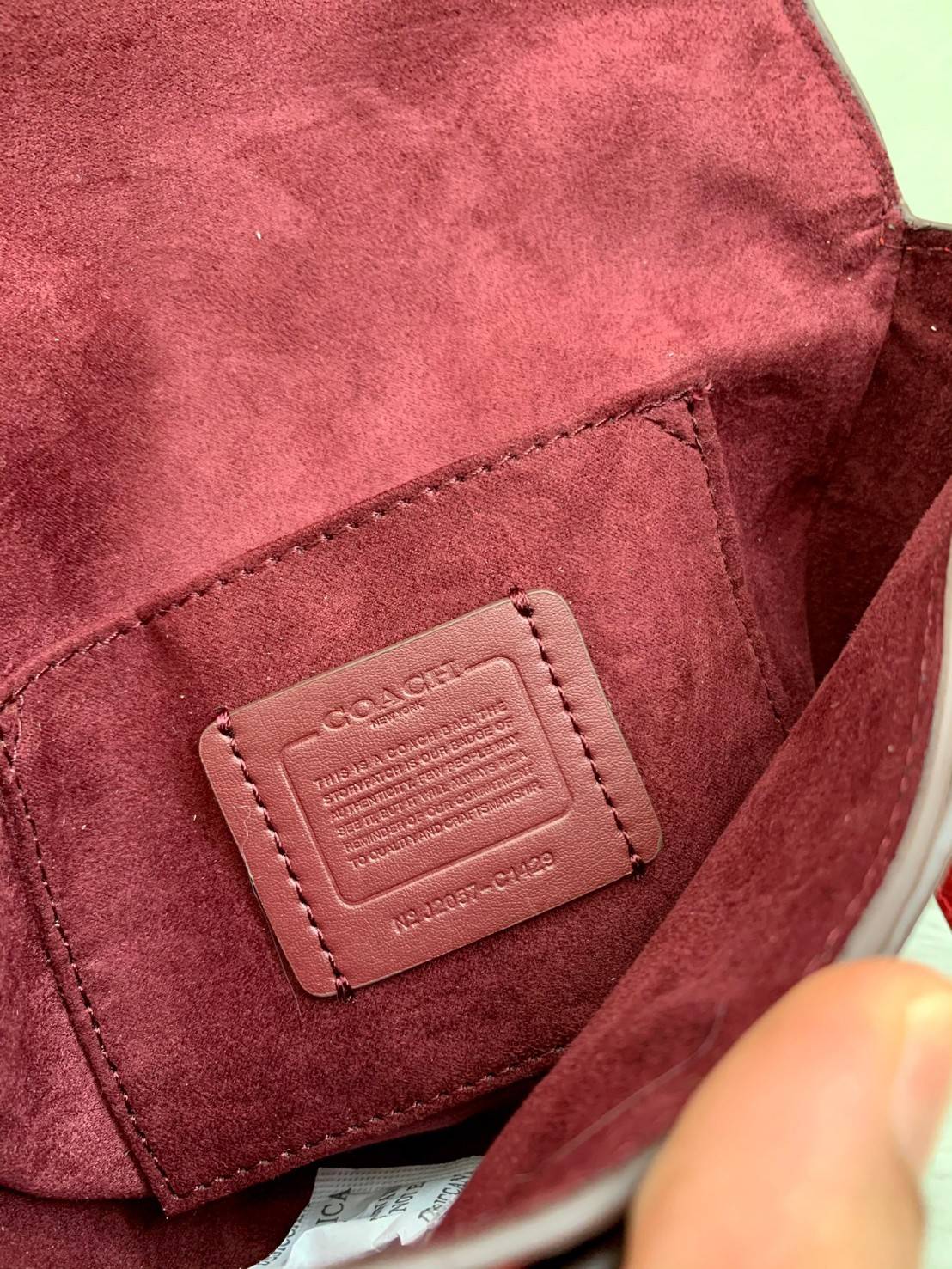 พร้อมส่งที่ไทยครบทั้ง6สีค่ะ 😘 Coach Ellen Crossbody In Signature ((C1432)) กระเป๋าทรงฮาฟมูนรูปทรงคลาสสิก ออกแบบให้มีลักษณะโค้งมน ไม่ดูเป็นทรงแข็งจนเกินไป ดีไซน์และสีของกระเป๋ายังเรียบง่าย เข้าได้กับทุกชุด สะพายครอสบอดี้ร์//สะพายข้าง หรือถือแบบคลัท