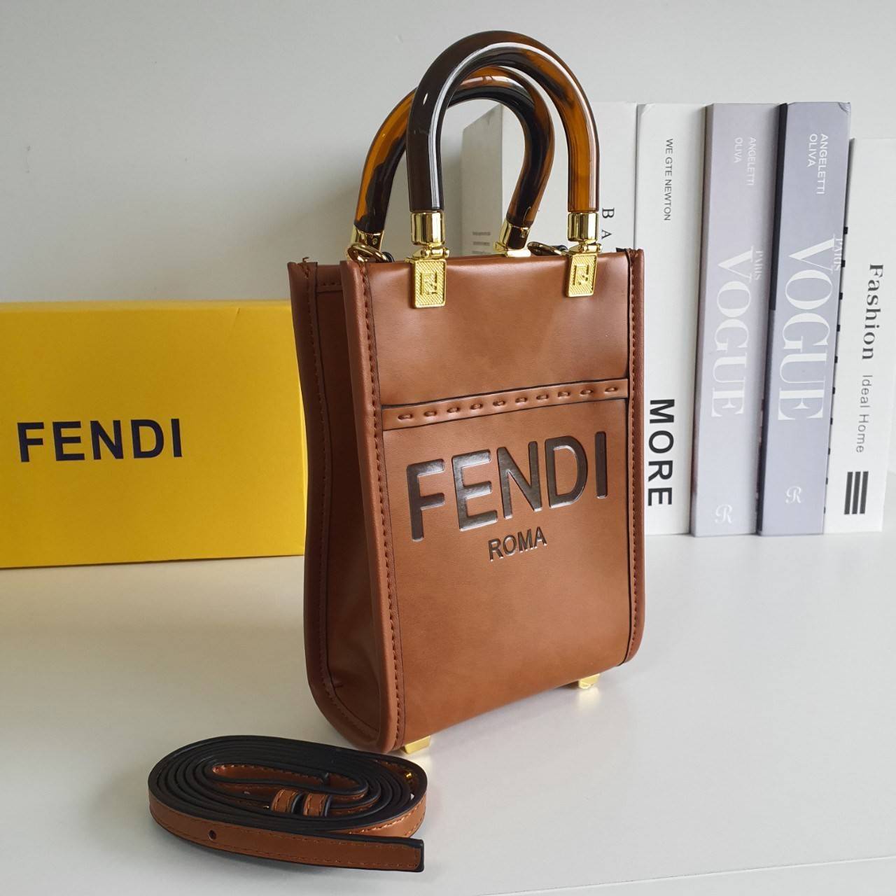 สวยหรูมาก กับ FENDI MINI SUNSHINE SHOPPER วัสดุหนังแท้ทั้งใบ ปั้มชื่อแบรนด์ด้านหน้า ที่จับเซรามิคสีสวยมีสลักแบรนด์ *ทรงมินิน่ารัก ด้านในเป็นช่องโล่งกว้าง สามารถใส่ กระเป๋าสตางค์สั้น มือถือได้ทุกรุ่น มาพร้อมสายสะพาย ถอดปรับได้ อะไหล่ปั้มแบรนด์สีทอง ปั้มโลโ
