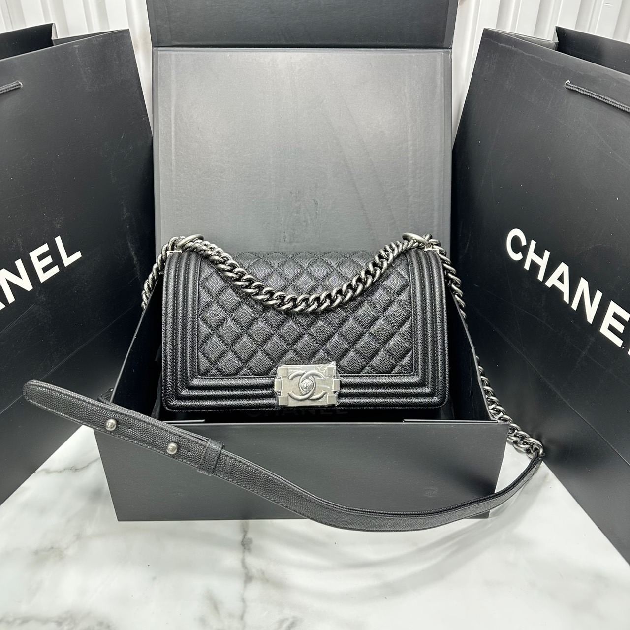 ORI หนังแท้ | CHANEL Boy 25cm shoulder bag กระเป๋าสะพายรุ่นยอดนิยม หรูหราระดับตำนาน สวยงามเหนือกาลเวลา