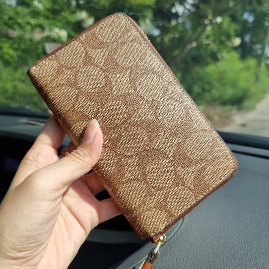 COACH F57468 PHONE WALLET IN SIGNATURE COATED CANVAS กระเป๋าสตางค์ถนอมมือถือ!! 2IN1 สุดๆ ใส่โทรศัพท์ ใส่เงิน ใส่บัตร ครบถ้วน!! จบในใบเดียวจ้า ขนาดกำลังเหมาะมือ วัสดุหนังแคนวาสเคลือบลาย คุณภาพดี สาวๆมีไว้ติดตัวสักใบ ไม่ผิดหวังจ้า