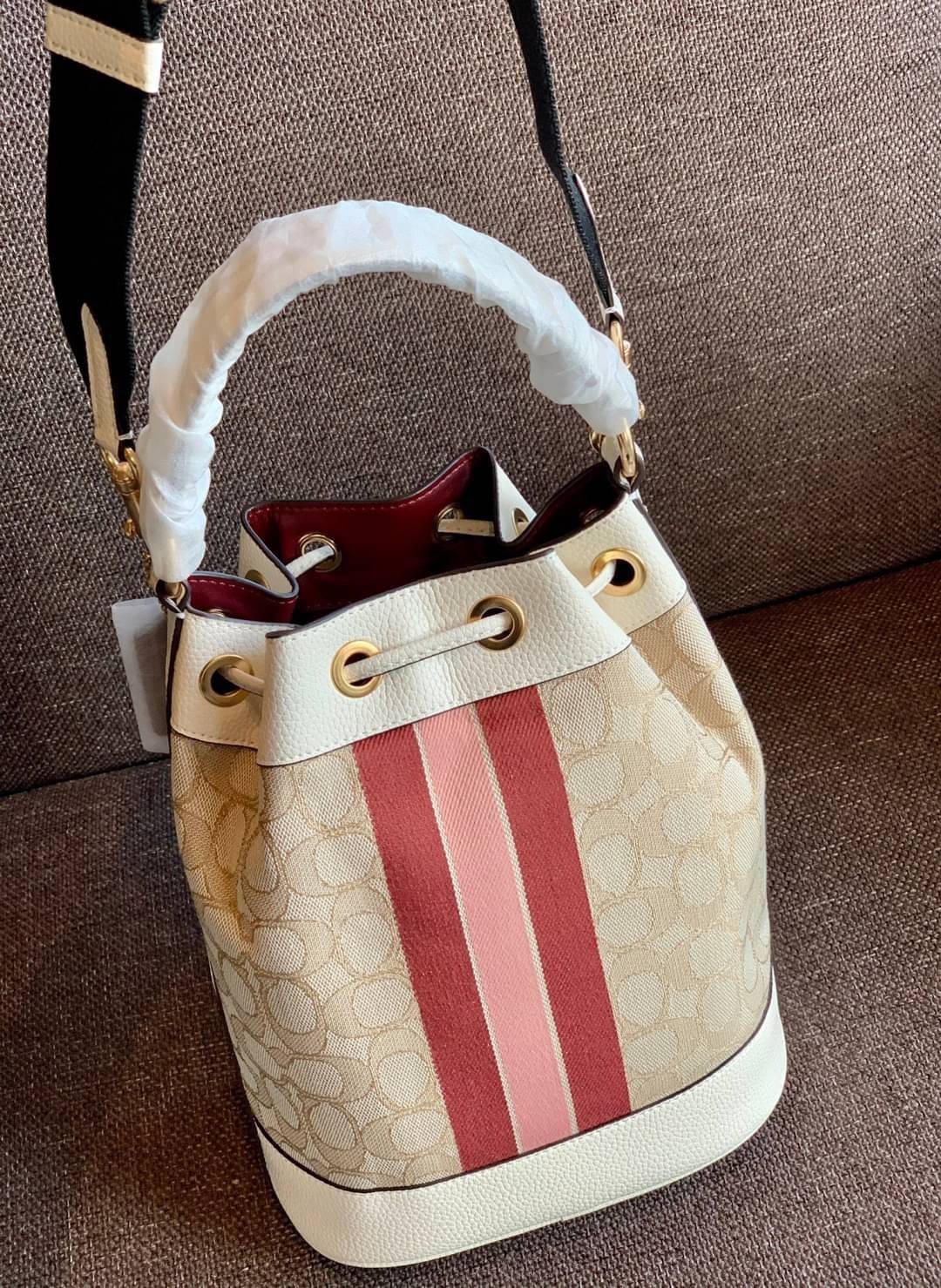 สวยหรู ดูดีมากๆ บอกเลย ไม่มีคือพลาดจร้าา! COACH DEMPSEY DRAWSTRING BUCKET BAG ((C4100//C4102)) พร้อมส่งที่ไทยอีกครั้ง! กระเป๋าทรงขนมจีบ หนังแท้นิ่มสวยมากๆค่ะ จุดเด่นด้านหน้าปั้มโลโก้แบรนด์ ปากกระเป๋าแบบหูรูดใช้งานง่าย ภายในสามารถใส่ของจำเป็นในชีวิตประจำวั