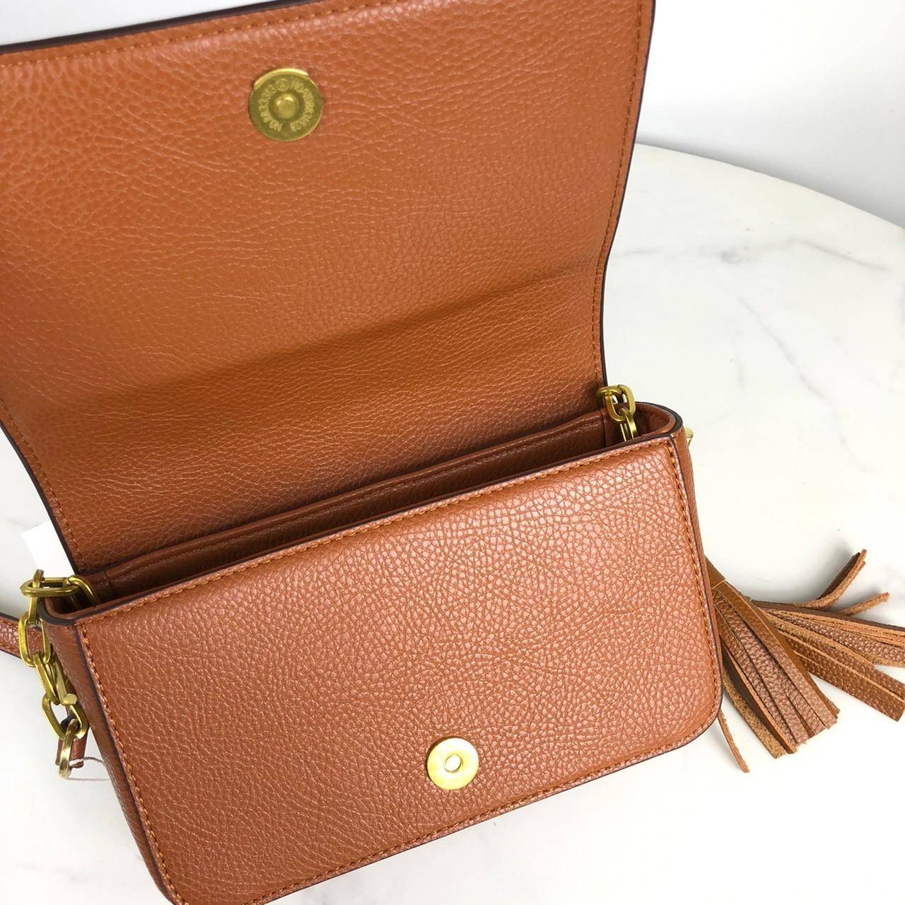 TORY BURCH shoulder bag พร้อมส่งที่ไทย กระเป๋าสะพาย TORY BURCH เปิด - ปิดกระเป๋าด้วยกระดุมแม่เหล็ก ด้านในโล่ง มีช่องเล็ก 1 ช่อง สายสะพาย สามารถปรับได้ 4 ระดับค่ะ