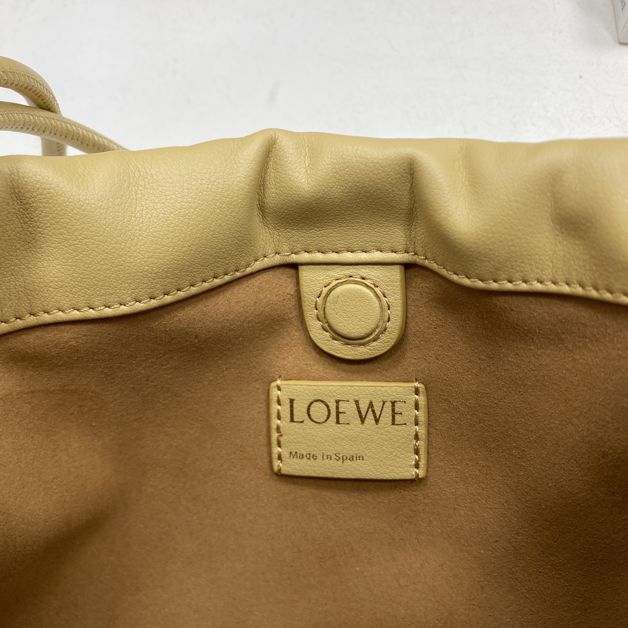 ORI หนังแท้ | LOEWE Mini Flamenco purse in mellow nappa leather / Loewe Bucket Bag กระเป๋าสะพายทรงบัคเก็ตไซส์มินิ หนังเรียบสวยหรู เรียบง่าย หนังแท้ผิวสัมผัสนุ่มมือ น้ำหนักเบาและนุ่มสบาย ดีไซน์จับจีบ เชือกผูกแบบปมโบราณ และสายโซ่รูปโดนัท