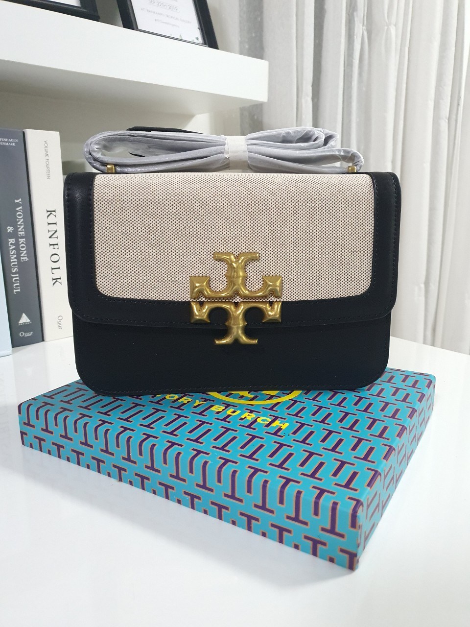 ของแท้ 💯% TORY BURCH ‘ELEANOR’ SHOULDER BAG กระเป๋าสะพายข้าง ไซส์กำลังน่ารัก วัสดุทำจากผ้าCanvas สลับหนังแท้ ฝาพับเปิดปิดด้วยแผ่นแม่เหล็ก มีช่องเล็กแยกอีกหลายช่อง ใส่โทรศัพท์ สมุดบัญชีได้