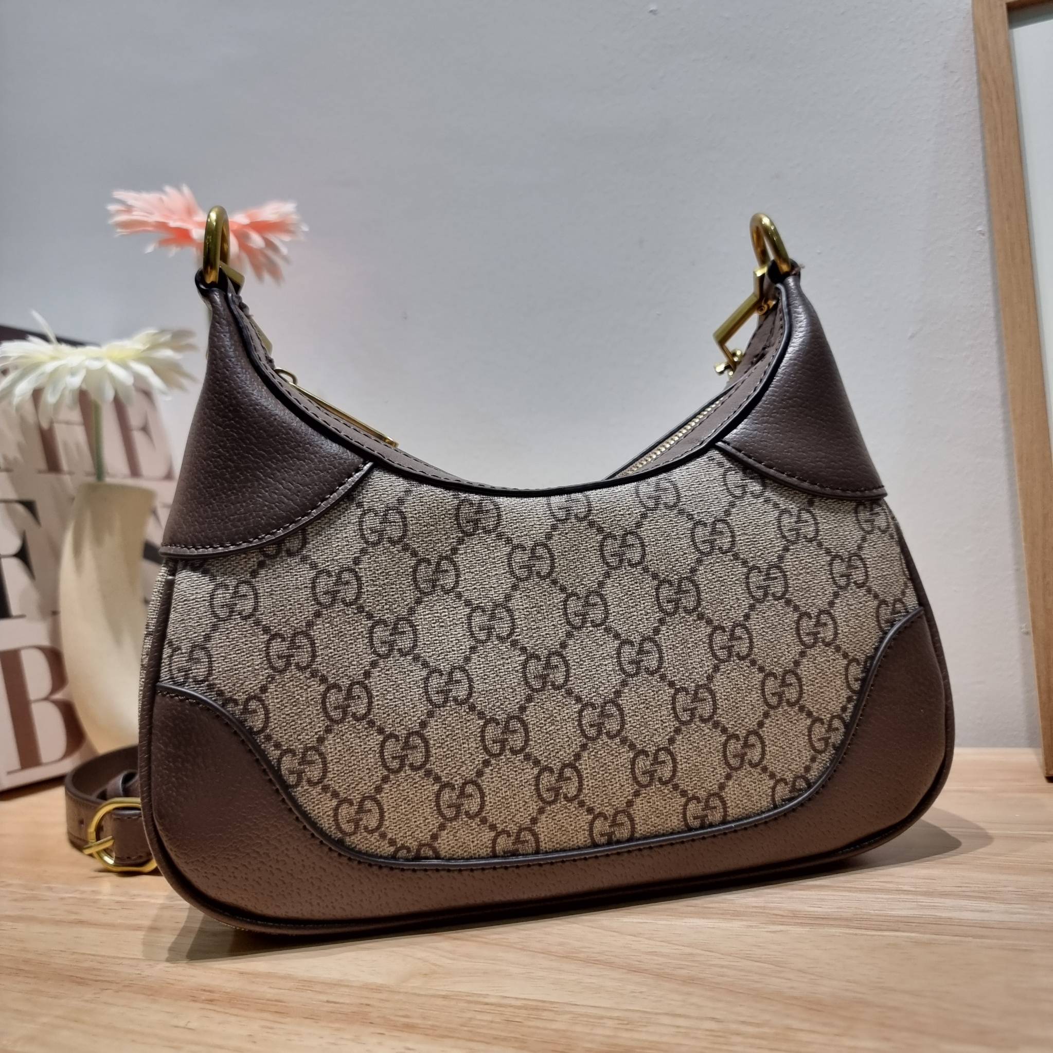 GUCCI Aphrodite small shoulder bag / GC crossbody pouch bag กระเป๋าสะพายทรงคลาสสิค ดีไซน์ย้อนยุคผสานความโมเดิร์นด้วยรูปทรงพอช ที่ใช้งานได้ทุกสไตล์ วัสดุหนังแคนวาส ทนทาน ภายในกระเป๋าเป็นช่องโล่ง สายสะพายมีลูกเล่นหลากหลาย มีให้ทั้งแบบโซ่คล้องไหล่ สายหนังที่