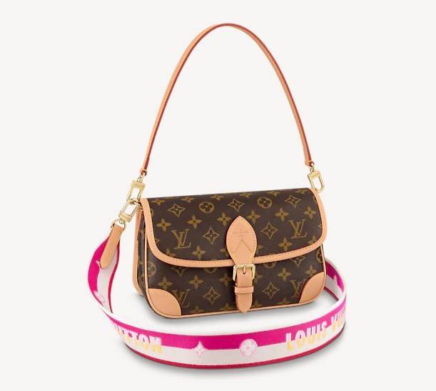 LOUIS VUITTON DIANE MONOGRAM พร้อมส่ง สุดคุ้ม! กับกระเป๋าLV พรีเมี่ยมกิฟ ตปท. หนังแท้ นิ่ม ทรงสวยมากๆค่ะ ((พื้นผิวหนังเป็นการขัดตามธรรมชาติจะมีรอยดำๆตรงขอบหนังนะคะ)) รุ่นนี้มาในลุคสวย หรู ดูชิล เพราะไม่ว่าลุคไหนๆก็เอาจริงๆจ้า! เปิดปิดกระเป๋าแบบกระดุมแม่เห