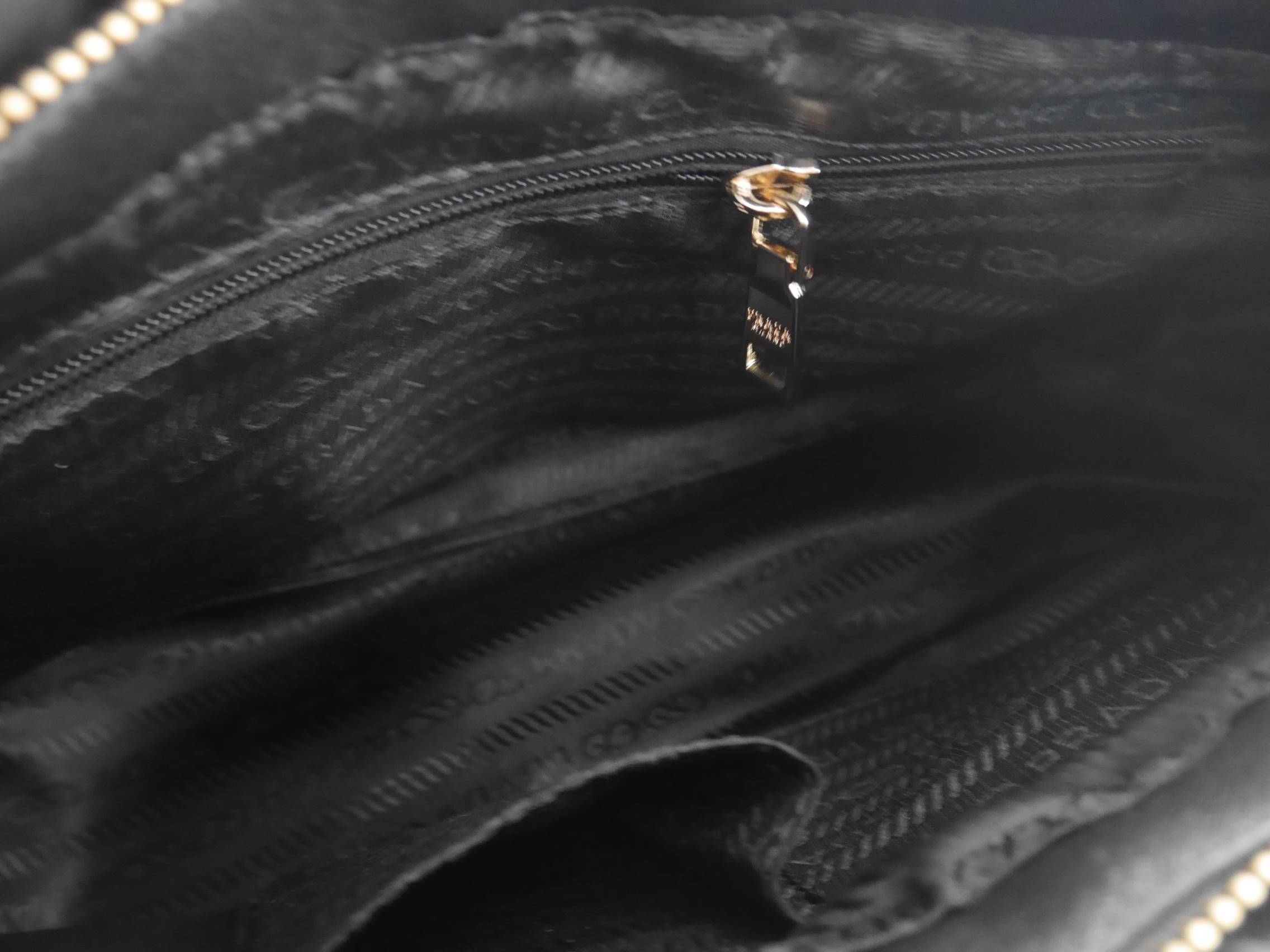 รุ่นขายดีที่สุด 💕 **ถือแล้วหรูมาก กระเป๋าสะพายทรง Handbag จากงานพรีเมี่ยมกิ้ฟ แบรนด์ PRADA ของแท้100% เป็นกระเป๋าผ้า Nylon สลับหนัง PU จุของได้เยอะ สะพายไหล่ได้ เปิดปิดด้วยซิป ถือก็สวยๆ มีสายยาวค่ะ ใช้แล้วสวยมากๆคุ้มเกินราคารับประกัน รีบช้อปก่อนหม