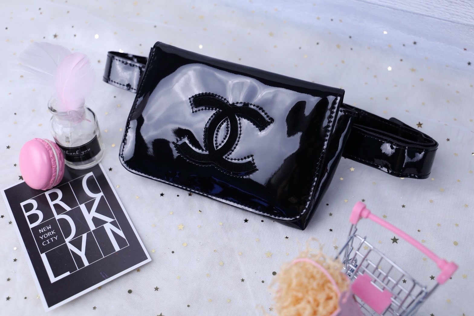 Chanel mini Luggage & Belt Bag สไตล์กำลังน่ารัก จากงานพรีเมี่ยมกิ้ฟแบรนด์ดังอย่าง Chanel ขนาดกำลังดี ด้านในมีช่องโล่ง บุผ้ากำมะหยี่ ใส่มือถือได้ถึง iphoneX ตัวกระเป๋าทำจากหนังแก้วเต็มใบ ตกแต่งลายด้านหน้า ดูเรียบโก้ จะแต่งสไตล์เท่ หรือซื้อเป็นของขวัญให้หนุ