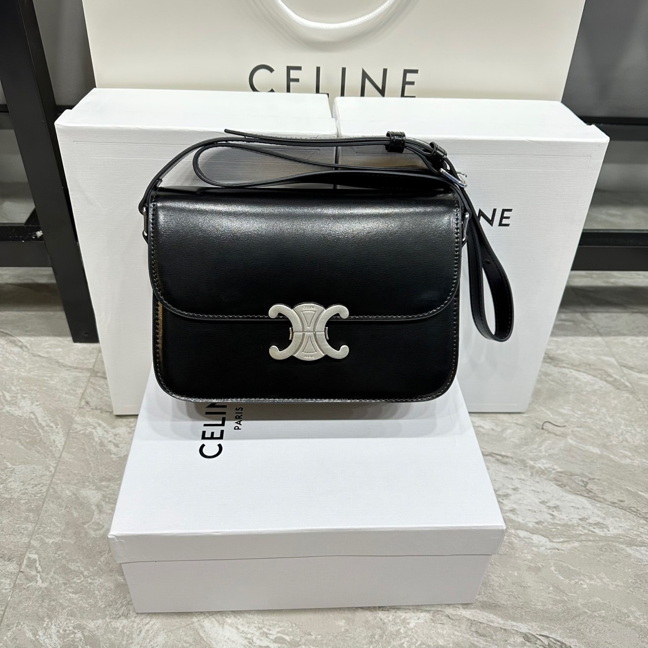 ORI หนังแท้ | 9" CELINE CLASSIQUE TRIOMPHE bag in natural leather กระเป๋าสะพายรุ่นยอดนิยม ด้วยรูปทรงสี่เหลี่ยมผืนผ้า ดีไซน์คล่องตัวถ่ายทอดให้เห็นถึงแก่นแท้ของสไตล์