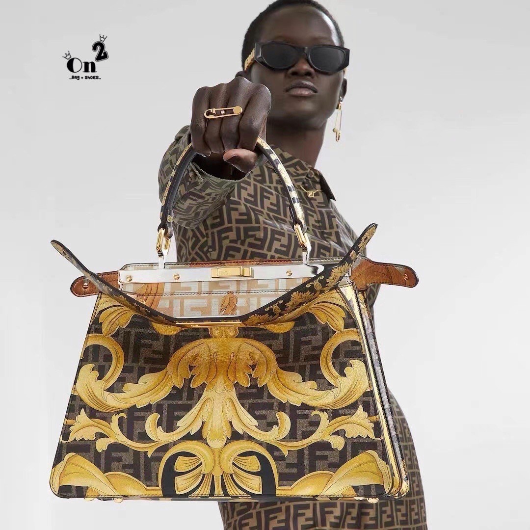 Fendi x Versace Peekaboo Bags / FF Fendace Gold Baroque FF Motif Peekaboo กระเป๋าสะพายสวยไฮโซ สุดฮิต ขนาดกำลังดีหนังลายกราฟฟิกมาใหม่ สวยหรูดูไฮโซมากค่ะ มาพร้อมสายสะพายยาวถอดออกถือได้
