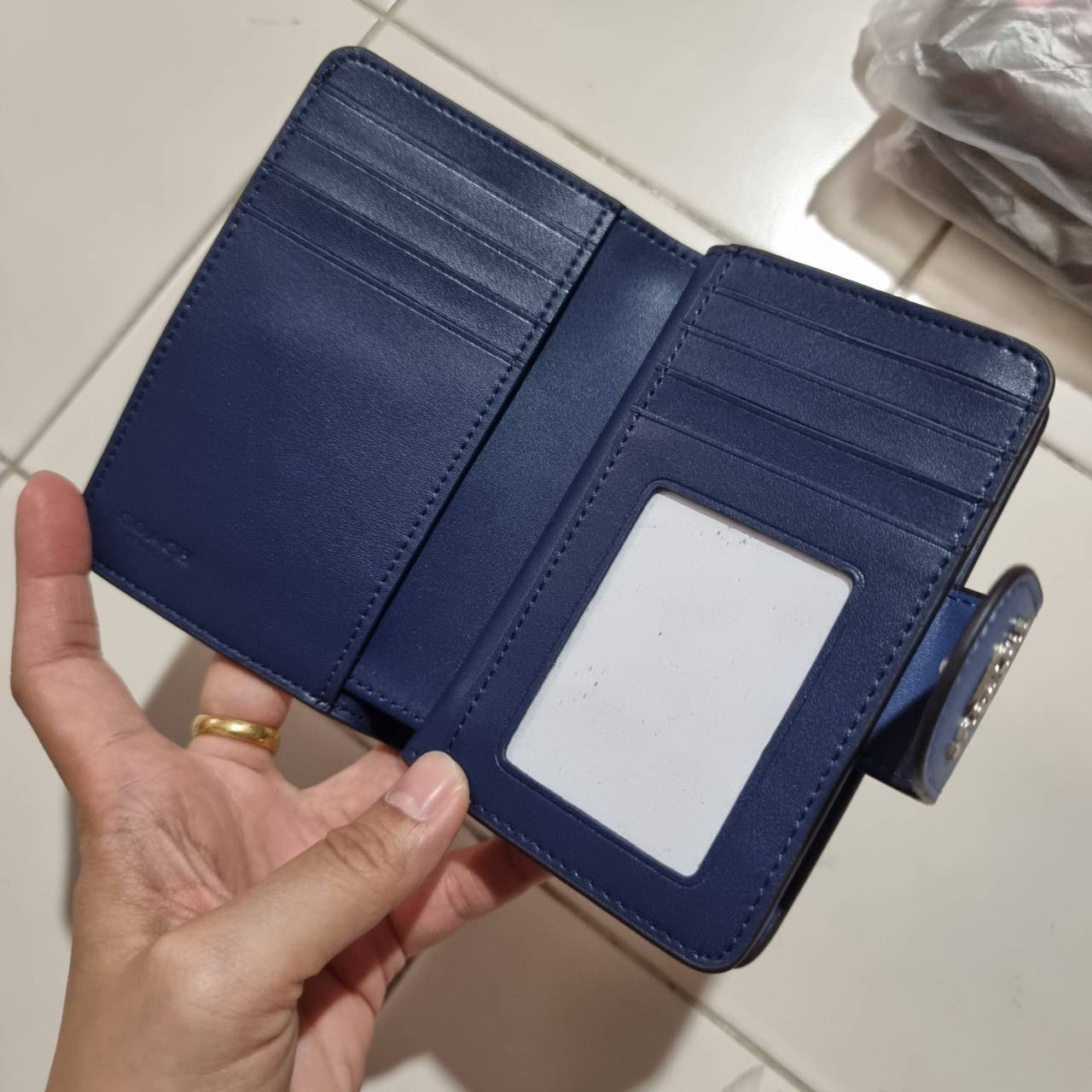 COACH 3453 MEDIUM CORNER ZIP WALLET IN SIGNATURE CANVAS WITH KAFFE FASSETT PRINT ดีไซน์ใหม่ล่าสุด!! คอลเลคชั่นลายพริ้นท์ เพิ่มลูกเล่นให้กระเป๋าสตางค์ของคุณ กับกระเป๋าสตางค์ใบกลาง ขนาดกำลังเหมาะมือ วัสดุหนังแคนวาส ดูแลรักษาง่าย มีช่องใส่บัตรและธนบัตรครบ แล