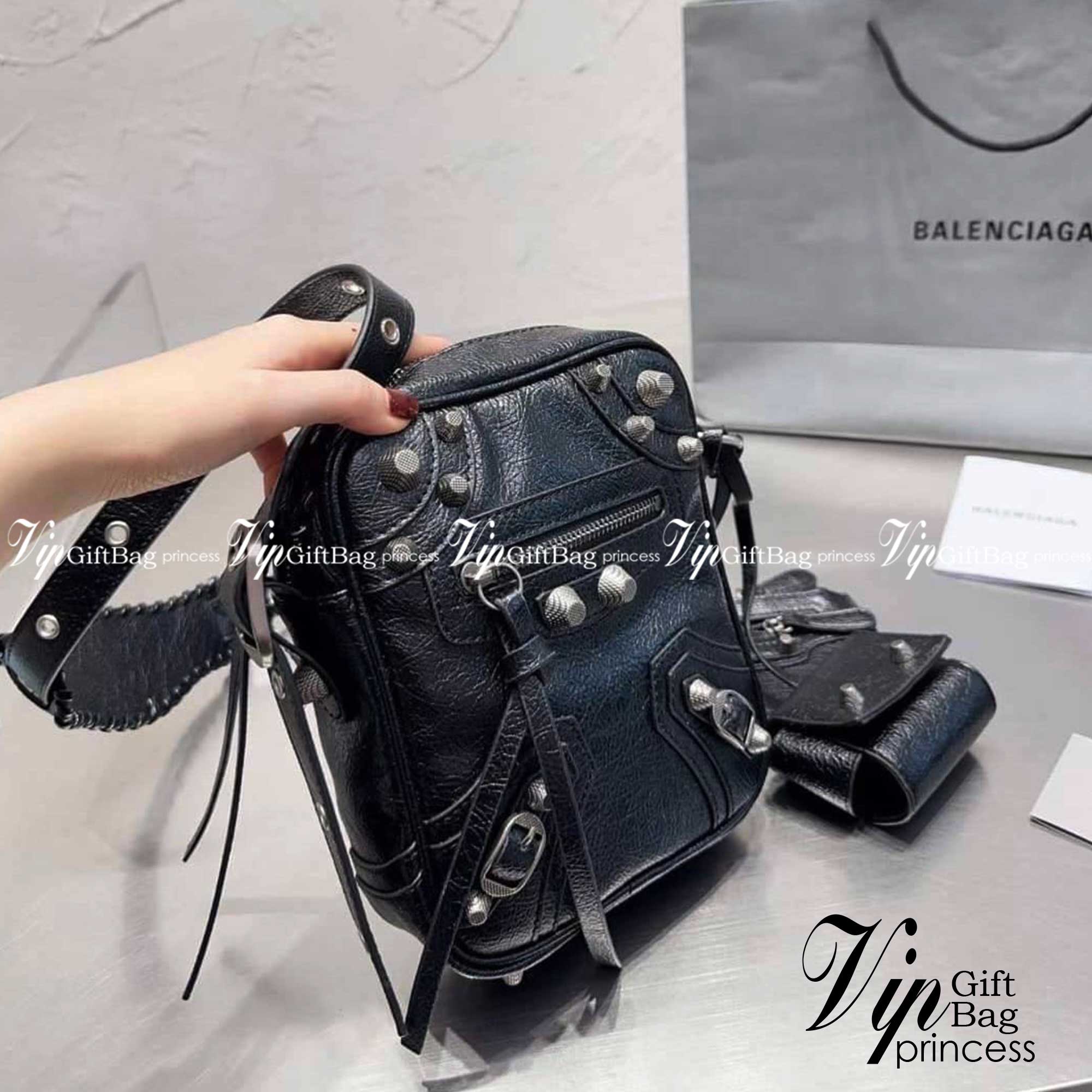 BALENCIAGA Le Cagole Men Crossbody Bag in Black / BALENCIAGA Messenger Bag กระเป๋าสะพายเท่ๆ คลาสสิกแบล็ค หนุ่มๆ หรือสาวเท่ ห้ามพลาดเชียวค่ะ ภาพถ่ายจากงานขายจริง ใช้งานต่างประเทศได้
