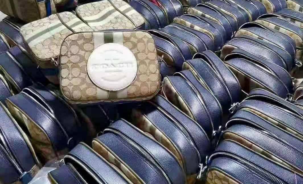 Coach Dempsey Camera Bag In Signature Jacquard With Stripe And Coach Patch ((1912)) พร้อมส่งที่ไทย! กระเป๋าสะพายครอสบอดี้ร์กรือสะพายข้างได้ วัสดุJacquard+หนังแท้ สวยงามมากๆค่ะ