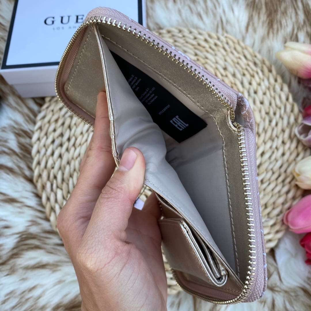 Guess wallet กระเป๋าสตางค์ใบสั้นซิปรอบทั้งใบ หนังลายแบรนด์ทั้งใบด้านหน้าติดโลหะโลโก้แบรนด์ หนังดีงามมาก