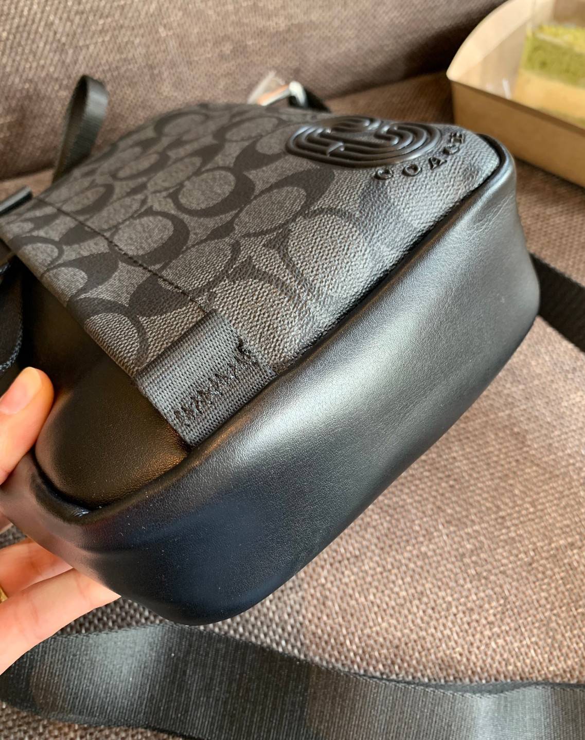 รุ่นที่คุณผู้ชาย2021 ต้องมีค่ะ💥 COACH 6788 EDGE STRADDLE SHOULDER BAG พร้อมส่งที่ไทย น่าใช้มากๆค่าา🔥 กระเป๋าสะพายแบบครอสบอดี้ร์ ทรงสวย หนังแท้นิ่มอย่างดีค่ะ ด้านหน้ามีช่องซิปซ่อนให้หนึ่งช่องนะคะ เปิดปิดช่องหลักแบบซิปคู่ภายในลึก ใส่ของจำเป็