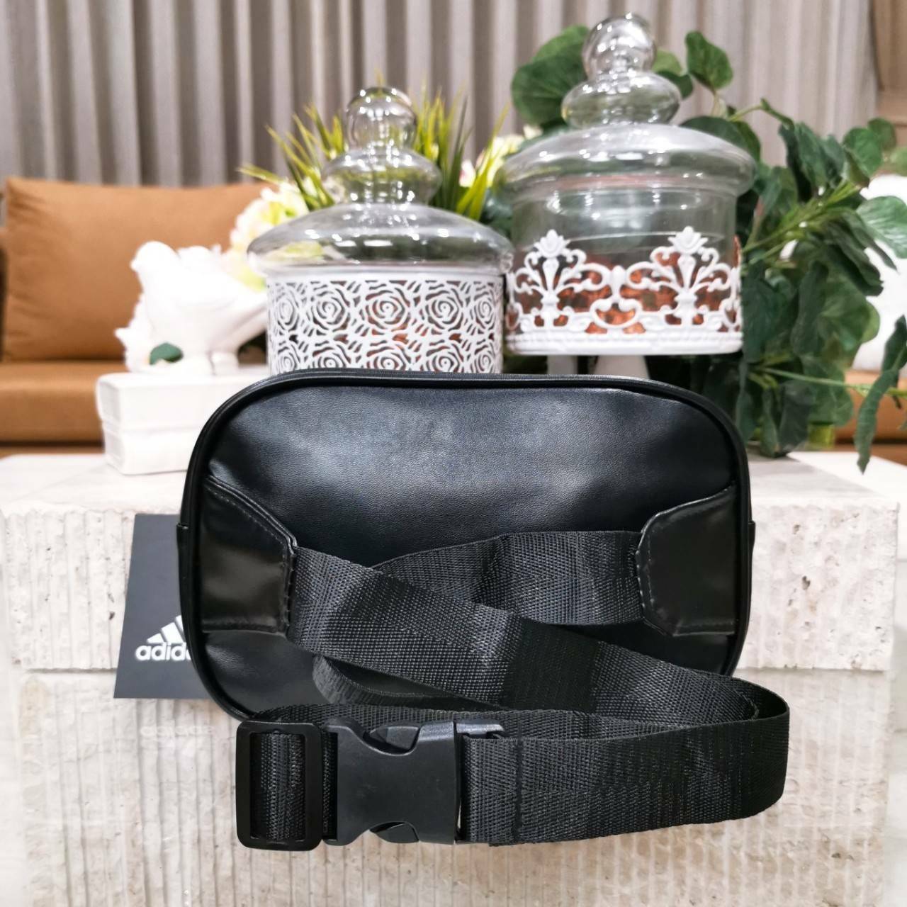 Adidas Factory Mini Waist Bag กระเป๋าสะพายสไตล์สปอร์ตแบบคาดเอวหรือคาดอกดีไซน์สุดฮิตใช้ได้ทั้งชายและหญิง วัสดุหนังเรียบแบบนิ่มกันน้ำอยู่ทรงทำความสะอาดง่าย ขนาดกำลังดี น้ำหนักเบา ด้านหน้ามีโลโก้แบรนด์ เปิดปิดด้วยซิปสะดวกใช้ หัวซิปปั้มแบรนด์สายสะพายเลื่อนปรั