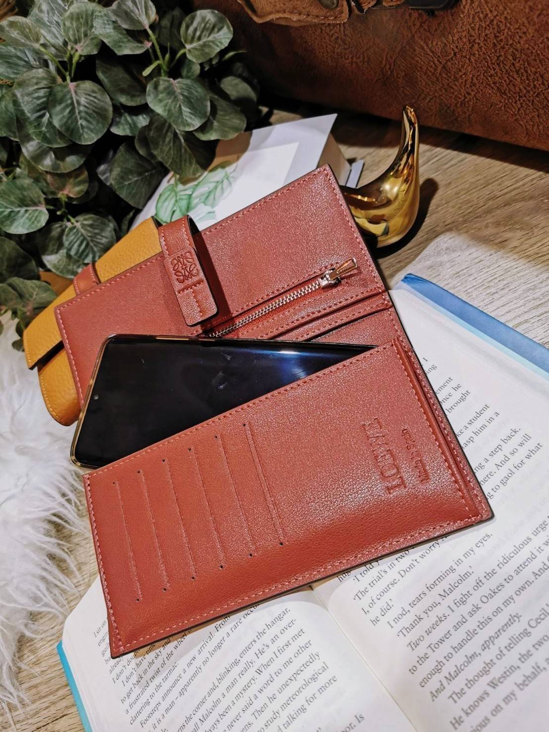 LOEWE LONG WALLET BAG VIP วัสดุหนังแท้เทคเจอร์สวยอยู่ทรงปั้มโลโก้แบรนด์ด้านหน้าเปิดปิดด้วยกระดุม ภายในมีช่องใส่ธนบัตรหลายช่อง ช่องหลักสามารถใส่มือถือได้ มีช่องซิปใส่เหรียญ ช่องใส่ธนบัตรใส่แบงก์พันได้ สวยน่าใช้ พร้อมส่งที่ไทยสุดคุ้มห้ามพลาด!