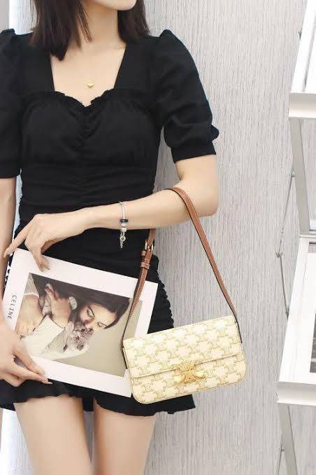 VIP 】CELINE TRIOMPHE SHOULDER BAG IN TRIOMPHE อีกหนึ่งผลงานการออกแบบของ Hedi Slimane ที่ได้ดึงเอาเอกลักษณ์ต่าง ๆ ของ CELINE ออกมาและทำการตีความหมายใหม่จนได้กระเป๋าเรียบหรูและดูทันสมัย ให้คุณเลือกสะพายในชีวิตประจำวันเข้ากับการแต่งตัวสบาย ๆ หรือจะสะพายออกงา