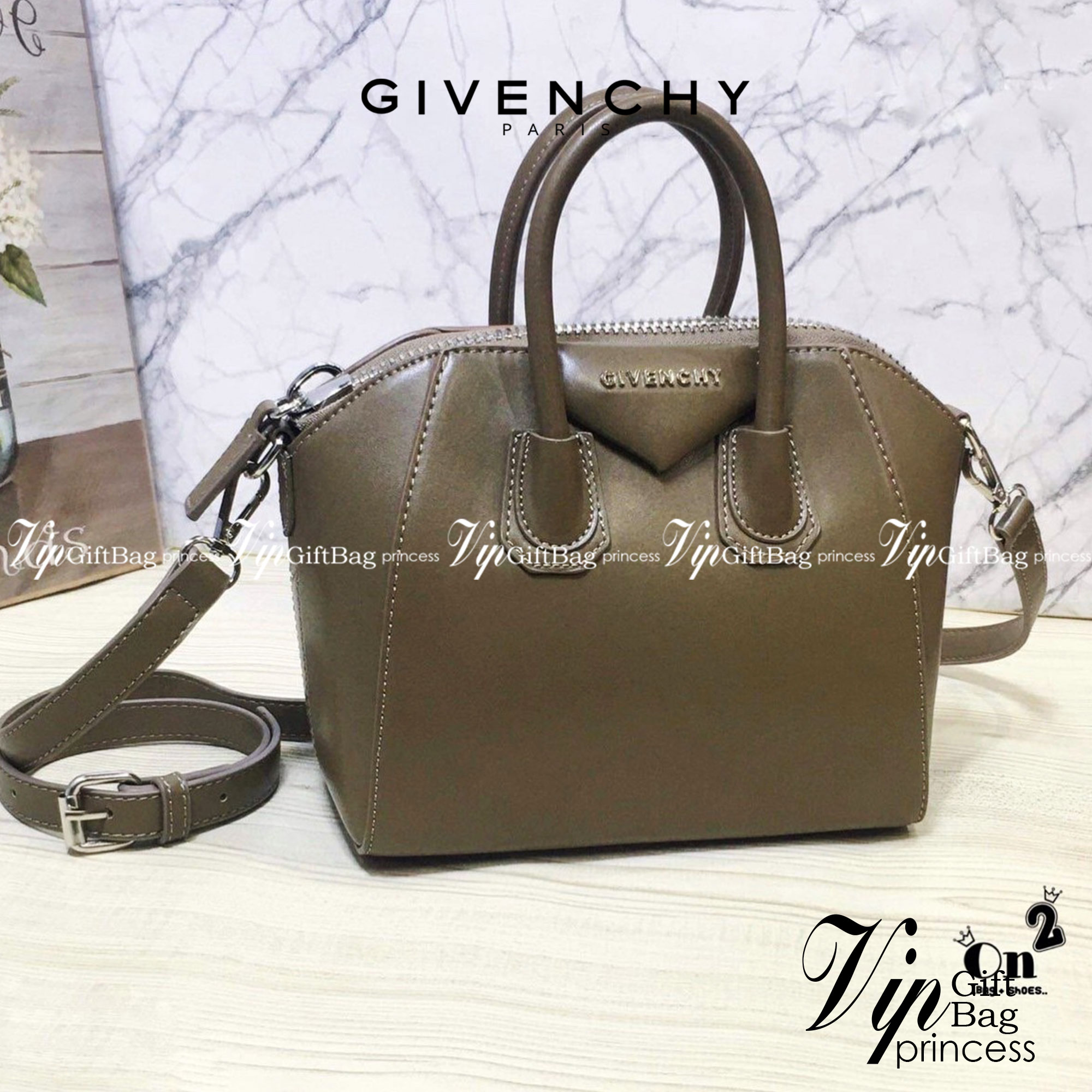 Givenchy Antigona Mini leather shoulder bag กระเป๋าสุดคลาสสิก ใบเดียวก็เอาอยู่ Day to Night Bag เข้าได้กับลุค Smart Casual ด้วยทรงกระเป๋าที่ฐานกว้างใส่ของใช้ที่จำเป็นได้ทุกอย่าง ตั้งอยู่ทรง มาพร้อมสายสะพายตกแต่สายแบบหมุดแหลม สามารถปรับระดับได้ จะถือหรือคล