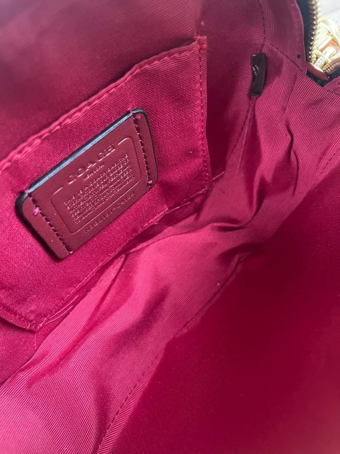 COACH CAMERA BAG IN COLORBLOCK WITH HORSE AND CARRIAGE (COACH C4164) กระเป๋าที่ดีไซน์ออกมาในทรงสะพายไหล่และทรง Camera คาดว่าเป็นรุ่นที่สาว ๆ เห็นแล้วจะต้องสะดุดตาเป็นพิเศษกับดีไซน์อันโดดเด่นที่ดูมีสไตล์ ไม่ว่าจะเป็นในวันสบาย ๆ หรือวันพิเศษก็สามารถนำไปมิกซ