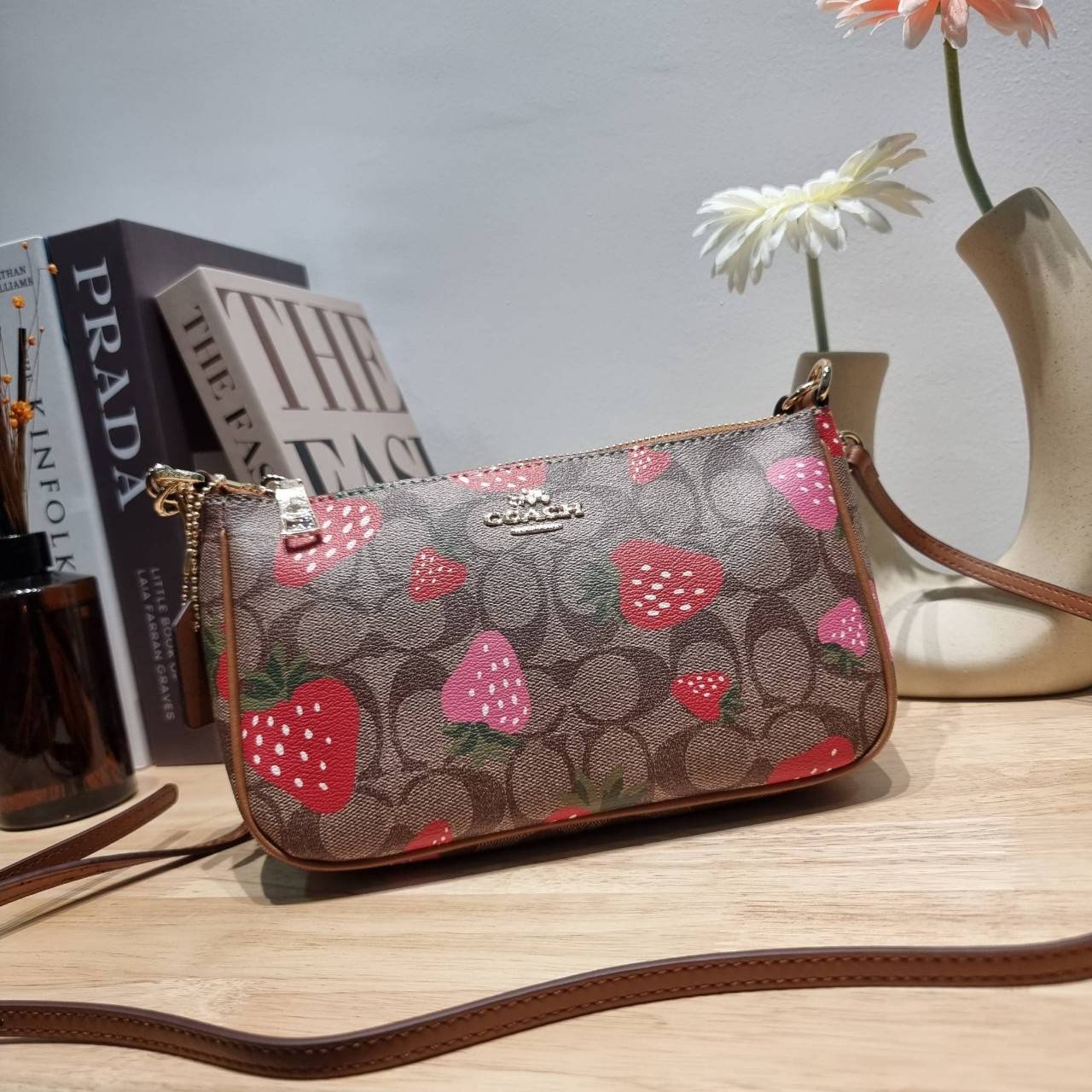 COACH F58321 TOP HANDLE POUCH คอลเลคชั่นสุดฮิต กับดีไซน์ใหม่ น่ารักน่าใช้ทุกแบบ กระเป๋าพอชทรงใช้งานง่าย สะดวก กะทัดรัด วัสดุหนังแคนวาสเคลือบคุณภาพ มาพร้อมสายคล้องในตัว และสายสะพาย crossbody ปรับเปลี่ยนได้ตามสไตล์ อีกหนึ่งไอเท็มที่สาวๆต้องมี ในราคาสุดคุ้ม 