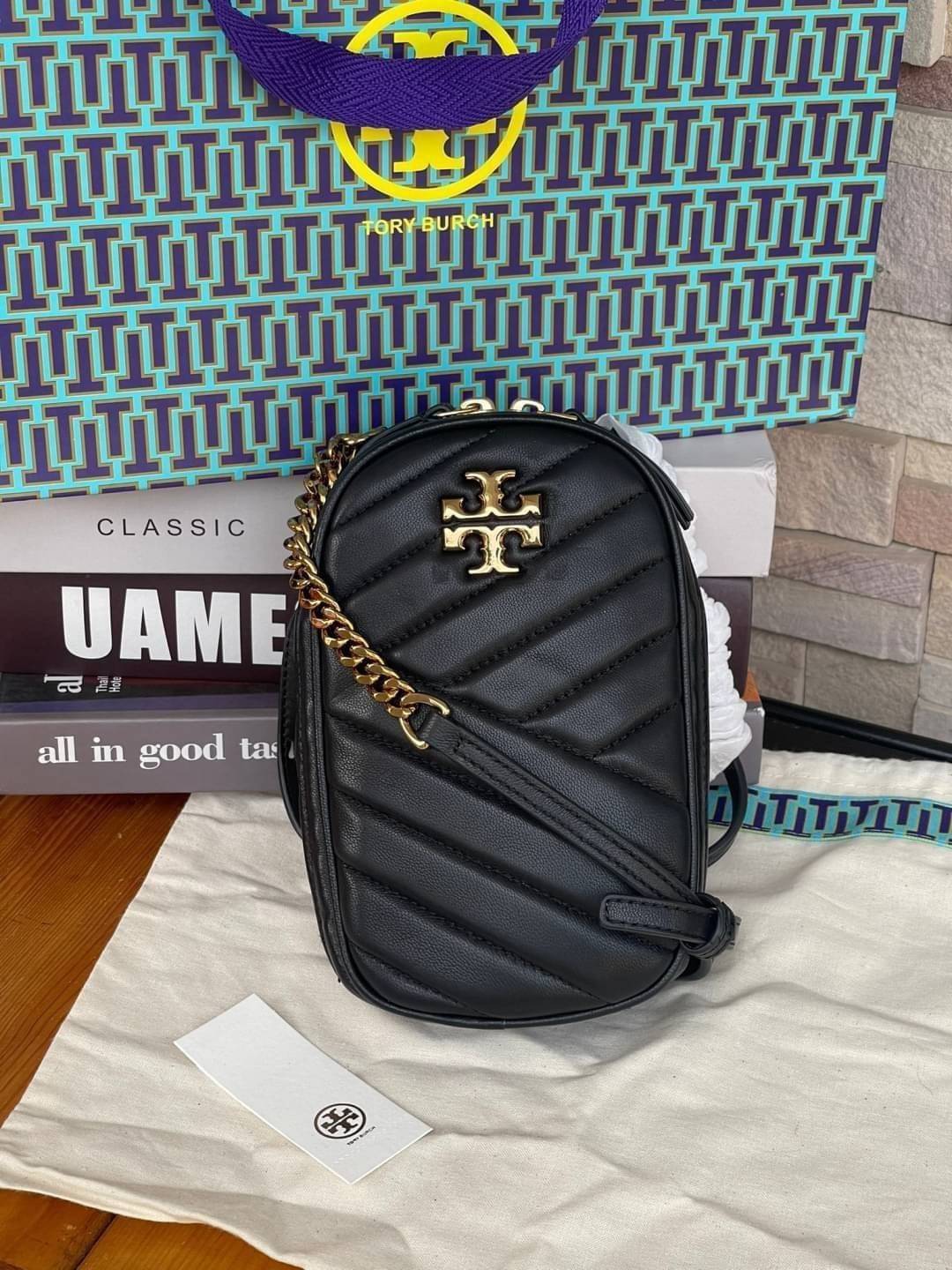 OUTTLET 】Tory burch kira chevron n/s crossbody bag กระเป๋าสำหรับใส่มือถือหรือของจุกจิกต่างๆ ได้กลายมาเป็นแฟชั่นสุดร้อนแรงแห่งปี คอลเลคชั่นนี้ออกมาเพื่อเอาใจสาวๆโดยเฉพาะ สีสันสุภาพเพื่อให้แมทช์กับสีสันของเสื้อผ้า ได้ง่าย ภายในยังสามารถแบ่งสันปันส่วนไว้สำหร