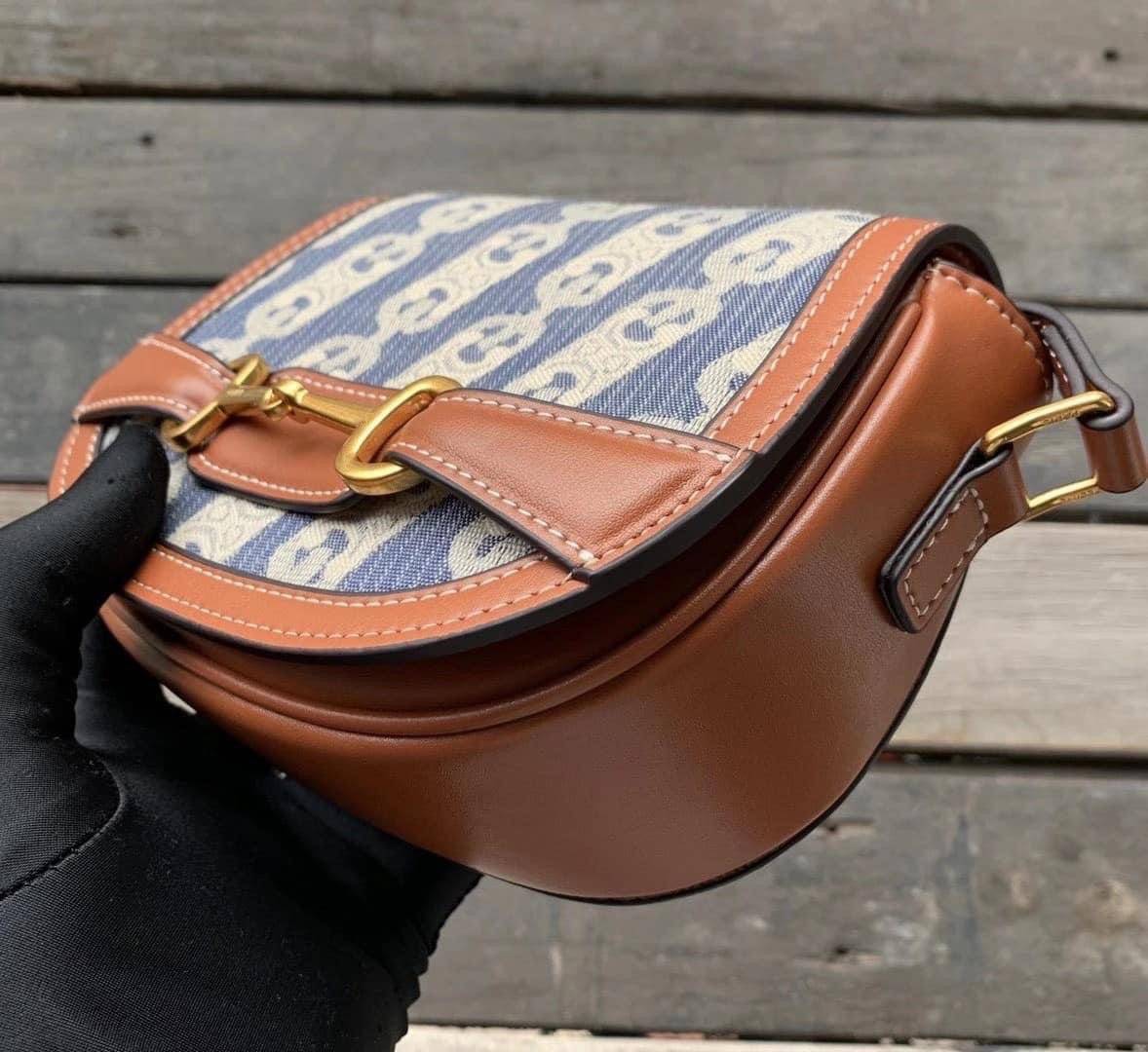 VIP 】หนังแท้ CELINE CROSSBODY BAG CELINE CRECY IN MAILLOM TRIOMPHE JACQUARD AND CAFTSKIN BAG กระเป๋าสะพายทรงสวยหรูอยู่ทรงเปิดปิดด้วยฝาปิดกระดุมโลโก้แบรนด์ ภายในโล่ง ขนาดกะทัดรัด น่ารัก สายสะพายหนังยาวปรับระดับได้จะสะพายไหล่หรือ CROSSBODY ก็ดูดี ตัวจริงสวย